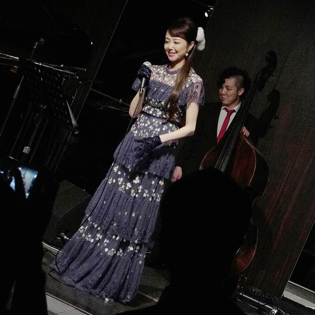 麻生あくらさんのインスタグラム写真 - (麻生あくらInstagram)「お誕生日の暖かいメッセージ、沢山ありがとうございました🎂😊アクラローブの3周年とお誕生日を記念してライブをさせて頂きました。大好きなお客様と大切な仲間に囲まれて本当に幸せモノ✨これからも皆様に少しでも喜んで頂ける様に努力を重ねて参ります❣️ #akurarobe #akurarobefur #アクラローブ #3周年#麻生あくら#天倉ゆれん#eurenne#party#birthdaygirl#宝塚 @akurarobe」4月6日 8時33分 - akura_akura