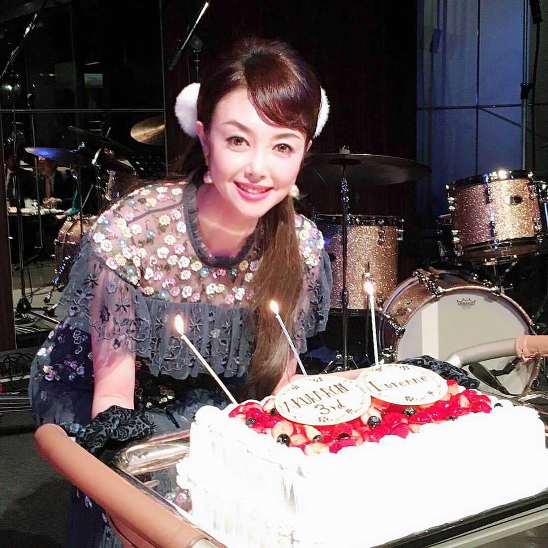 麻生あくらさんのインスタグラム写真 - (麻生あくらInstagram)「お誕生日の暖かいメッセージ、沢山ありがとうございました🎂😊アクラローブの3周年とお誕生日を記念してライブをさせて頂きました。大好きなお客様と大切な仲間に囲まれて本当に幸せモノ✨これからも皆様に少しでも喜んで頂ける様に努力を重ねて参ります❣️ #akurarobe #akurarobefur #アクラローブ #3周年#麻生あくら#天倉ゆれん#eurenne#party#birthdaygirl#宝塚 @akurarobe」4月6日 8時33分 - akura_akura