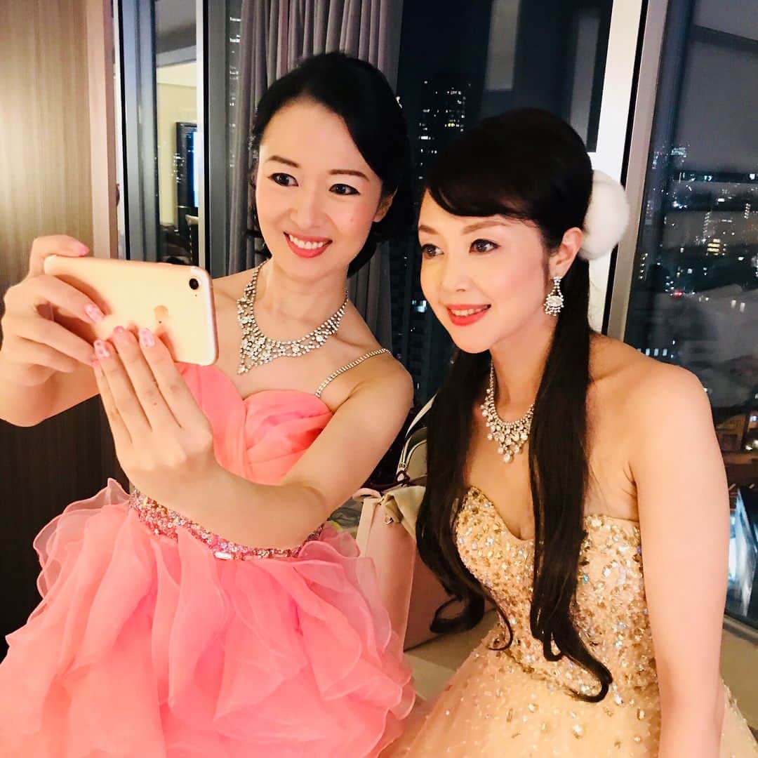 麻生あくらさんのインスタグラム写真 - (麻生あくらInstagram)「お誕生日の暖かいメッセージ、沢山ありがとうございました🎂😊アクラローブの3周年とお誕生日を記念してライブをさせて頂きました。大好きなお客様と大切な仲間に囲まれて本当に幸せモノ✨これからも皆様に少しでも喜んで頂ける様に努力を重ねて参ります❣️ #akurarobe #akurarobefur #アクラローブ #3周年#麻生あくら#天倉ゆれん#eurenne#party#birthdaygirl#宝塚 @akurarobe」4月6日 8時33分 - akura_akura