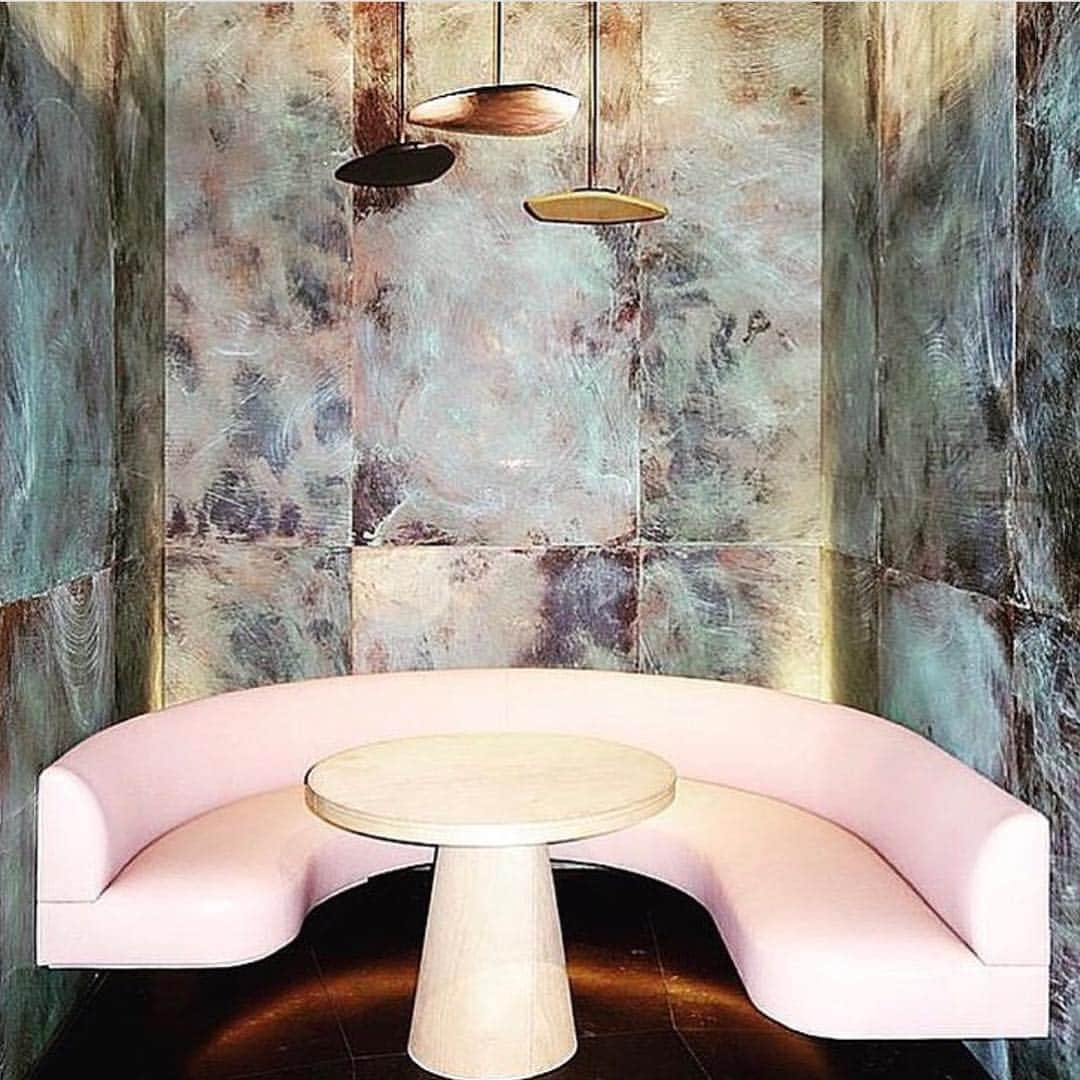 Roxy Sowlaty Interiorsさんのインスタグラム写真 - (Roxy Sowlaty InteriorsInstagram)「Perfect pink banquette by @pierre.yovanovitch」4月6日 10時22分 - roxysowlatyinteriors