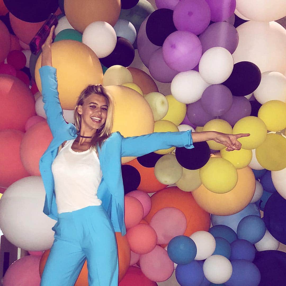 ケリー・ローバッハのインスタグラム：「🕺🏽feeling ballooonniful in @frame #cheesyjokesforthewin」