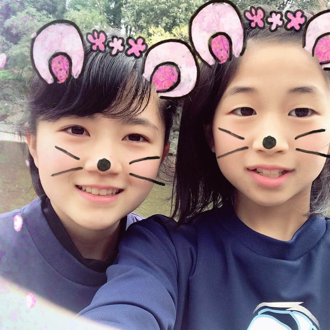 美奈子さんのインスタグラム写真 - (美奈子Instagram)「昨日は家族で日帰りキャンプ～！！！ 春休みもなかなかお出かけできてなかったので久々。  川で水遊びしたり 釣りしたり 子供たちは楽しそうだった～！ 親はもっぱら料理担当だったけどね笑笑  私たち夫婦あまりキャンプとか BBQとか 便乗させてもらうことはあっても 自分たちだけでしたことなかったから バタバタで 時間かかるかかる笑笑  火をひとつつけるのも かなり時間かかったしね(❁˘ ˘❁) でも楽しかった～(*ˊ˘ˋ*)♪ またやりたいなあ(*ˊ˘ˋ*)♪ #日帰りキャンプ #BBQ #楽しかった」4月6日 11時01分 - minako_official