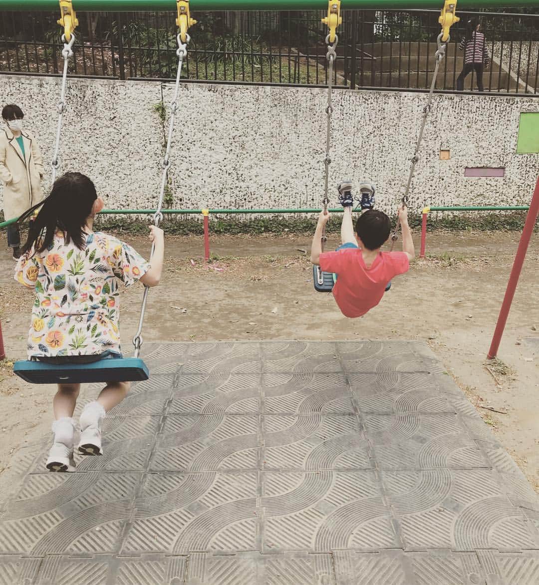 名倉潤さんのインスタグラム写真 - (名倉潤Instagram)「春休み最後子供達と公園へ。 風が強くて目が痛い。 #端っこの奴誰だ(笑)」4月6日 11時42分 - nagrat1968
