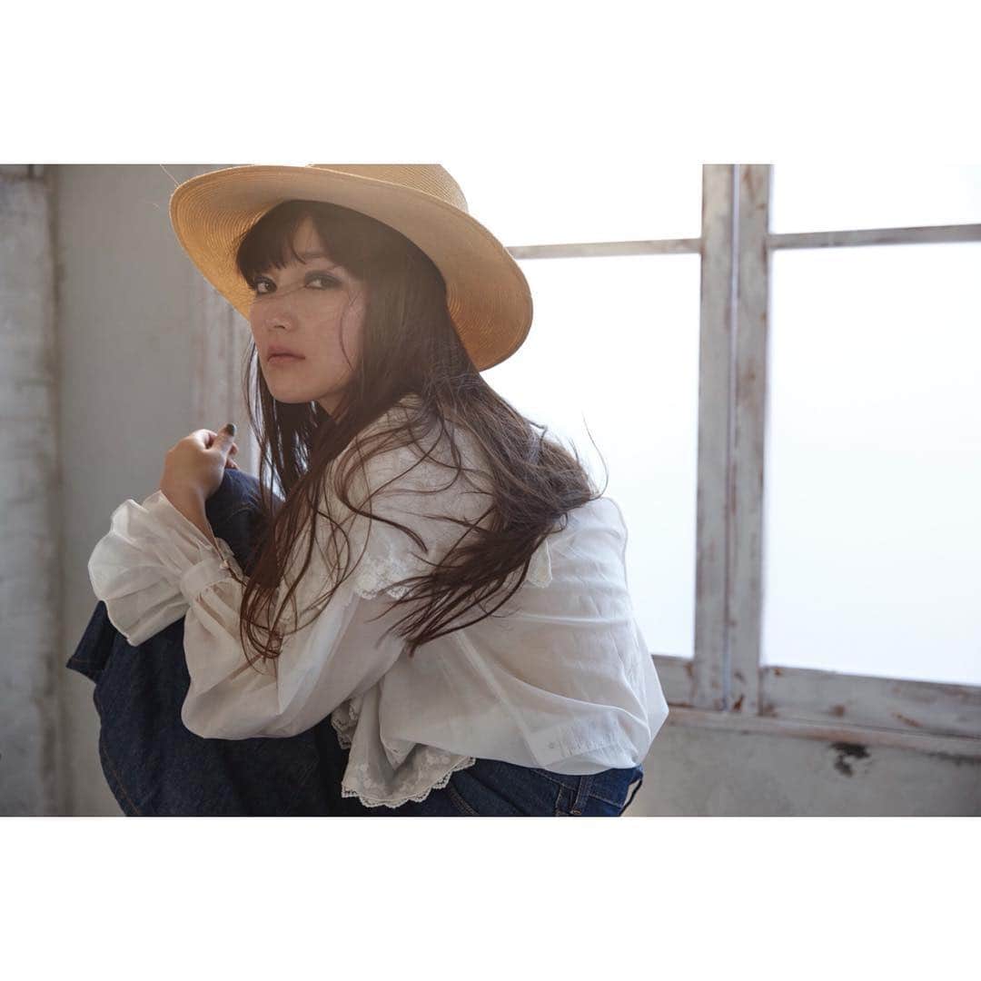 夢子のインスタグラム：「. . 急に春だね🌸 このままあっという間に夏が来るんだろうな〜。 . #春コーデ #麦わら帽子 #春服 #gunns #夢子キャサリン #モデル #ハーフモデル #シャツコーデ #フリル #ジーンズコーデ」