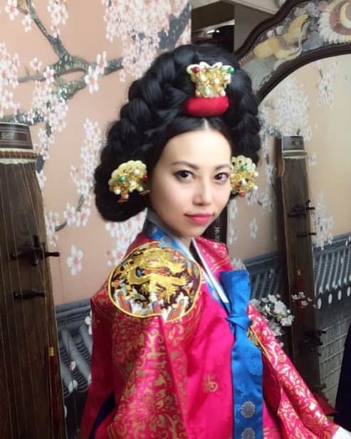 前田友理香さんのインスタグラム写真 前田友理香instagram 李氏朝鮮王朝時代の王妃の髪型カッチェ 重くて首がもげるかと思った あたしもみほちゃんも大爆笑 見よ この表情っっ 笑 韓国 Korea 朝鮮王朝時代 朝鮮時代 カッチェ 가체 髪型 Hairstyle