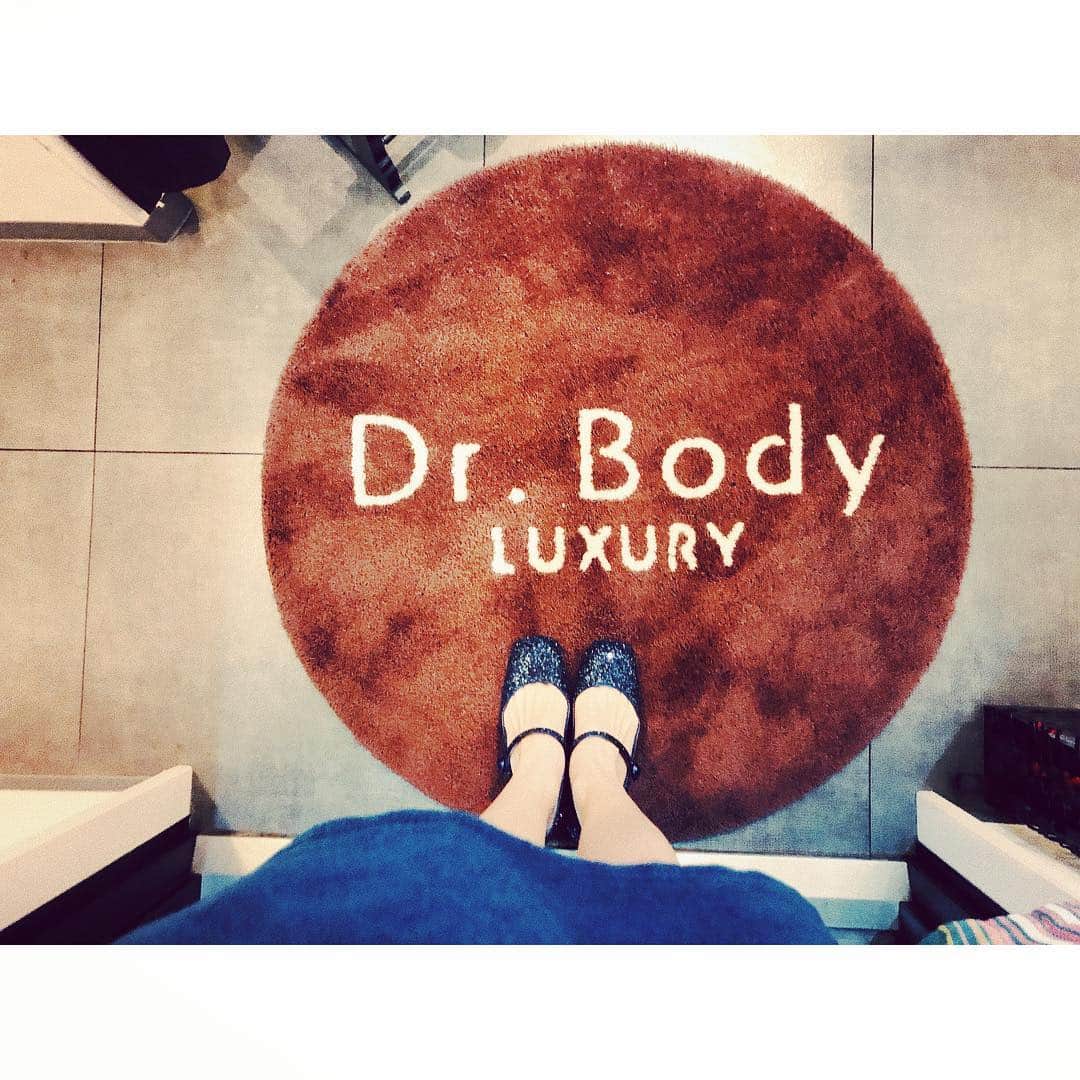 のインスタグラム：「駆け込み寺の @dr.body_official に、月に一度のペースで行けるか行けないかになっていたので、久しぶりに詰めて通ったら、やっぱり変わる。 脚が細くなるわ、顔は小さくなるわ、鼻が高くなるわで...。 何より身体が楽😭✨✨✨ #drbody #矯正 #しっかり通います」