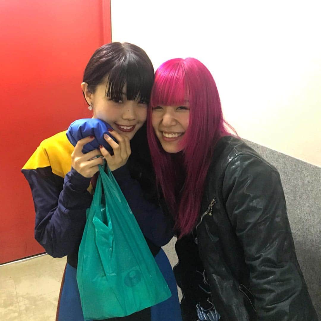 あやぺたのインスタグラム：「名古屋ダイヤモンドホールにBiSHのツアーを見にいってきたよ！！ 前一緒にやったときから、何もかもがパワーアップしてて痺れた、、、かっこよすぎた。 そして、あいならぶ。もー、仲良くなって、こんな短期間でこんな気の許せる友達って運命やとおもってる。笑  明日はヨンフェスに出させてもらうよ！！初ヨンフェス！！LAND STAGEトップバッター任されたには、爆発しまっせ！！！ 寝坊せずにみなヨンフェス集合やでー！！！！！！」