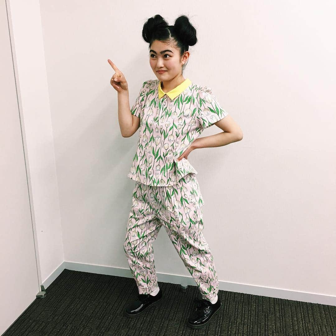井上咲楽さんのインスタグラム写真 - (井上咲楽Instagram)「. クイズ番組の収録だったからピンポン！💡のポーズ」4月6日 23時16分 - bling2sakura