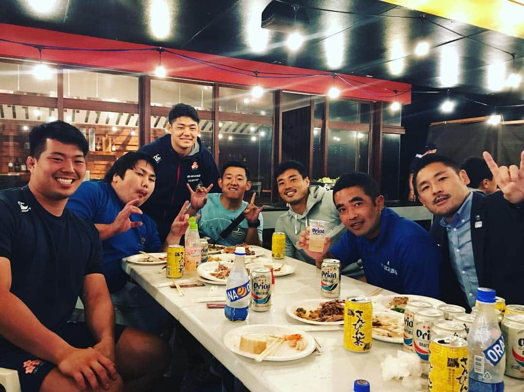 のインスタグラム：「1年ぶりにシーサークラブの皆さんに会えました😊 本当読谷村の皆さんはあたたかい人達ばかり🙆‍♂️感謝です！ #シーサーポーズ #🤘🤘」