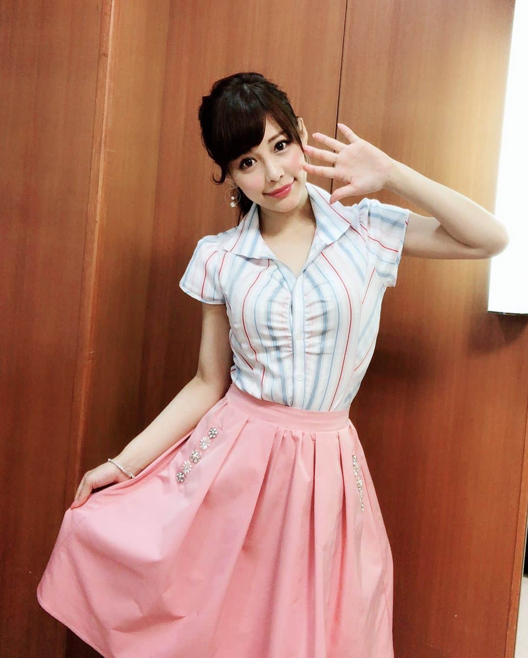 美馬怜子のインスタグラム：「シークレットだったので、告知できなくてごめんなさい🤭🙏 TBS特番『ザ・因縁』でした(o^^o)💓 いろいろなご意見をいただき、大変お勉強になりました❣️ 衣装は、大好きなナラカミーチェさん😉💖 スカートはチェリーアンさん💓  いつもありがとうございます😊⭐️ . #美馬怜子 #tbs #ザ因縁 #衣装 #ワイシャツ #ナラカミーチェ #ピンク好き #チェリーアン #ryokomima @naracamicie_jp @cherryann_official」