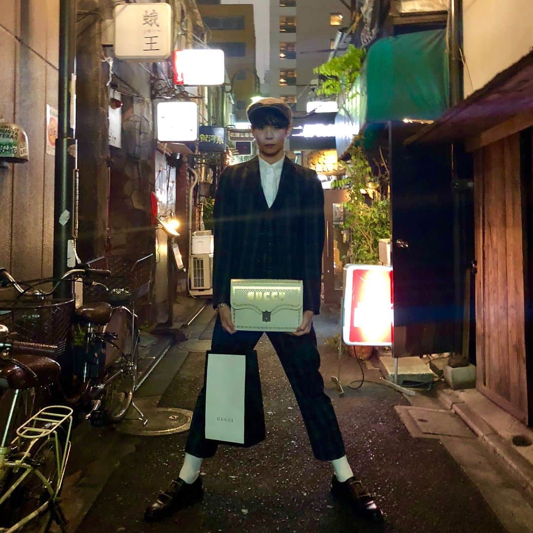 のインスタグラム：「昨夜のGUCCIのアフターパーティーは、新宿ゴールデン街 ✨  ご案内して頂いた @ukatsu1193 さんのお店が最高でした‼️ というか、 @ukatsu1193 さんが最高でした 💕  GUCCI 新宿店 移転新店舗おめでとうございます✨✨✨ すごーく広いお店でびっくりしたよ‼️ GUCCIのスーツもカバンも靴もぜーんぶ大好き❤️ @gucci #guccishinjuku」