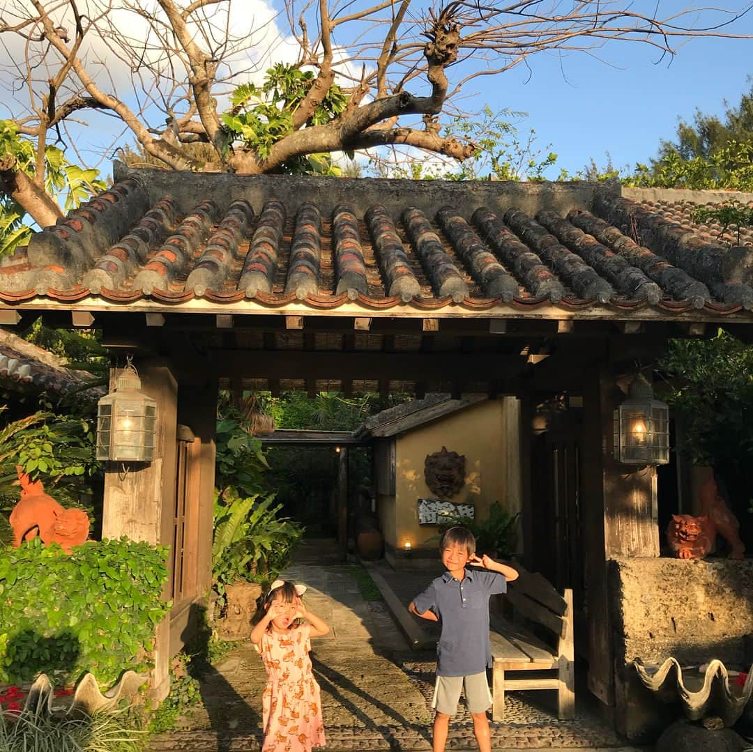 甘糟記子さんのインスタグラム写真 - (甘糟記子Instagram)「石垣島3日目の夕飯は、古民家のご飯やさん、舟蔵の里へ！  あっちゃんのおススメ！  広い敷地にステキな古民家の母屋や、カフェやギャラリー、広場にステージがあって、なんだか不思議な空間(๑˃̵ᴗ˂̵) マグロの漁獲量も多いので、やっぱりマグロも美味しい！ あとは素麺を炒めたシンプルな料理や、石垣牛のすき焼き、オリオンビールのアルコールフリーもあったよ（笑） 美味しかったな〜！ 最後まで石垣を満喫できて、楽しい夜になりました☆*:.｡. o(≧▽≦)o .｡.:*☆ #舟蔵の里#石垣島#旅行#家族旅行#春休み#姫#息子殿姫#息子殿#沖縄料理」4月6日 15時47分 - norihey924