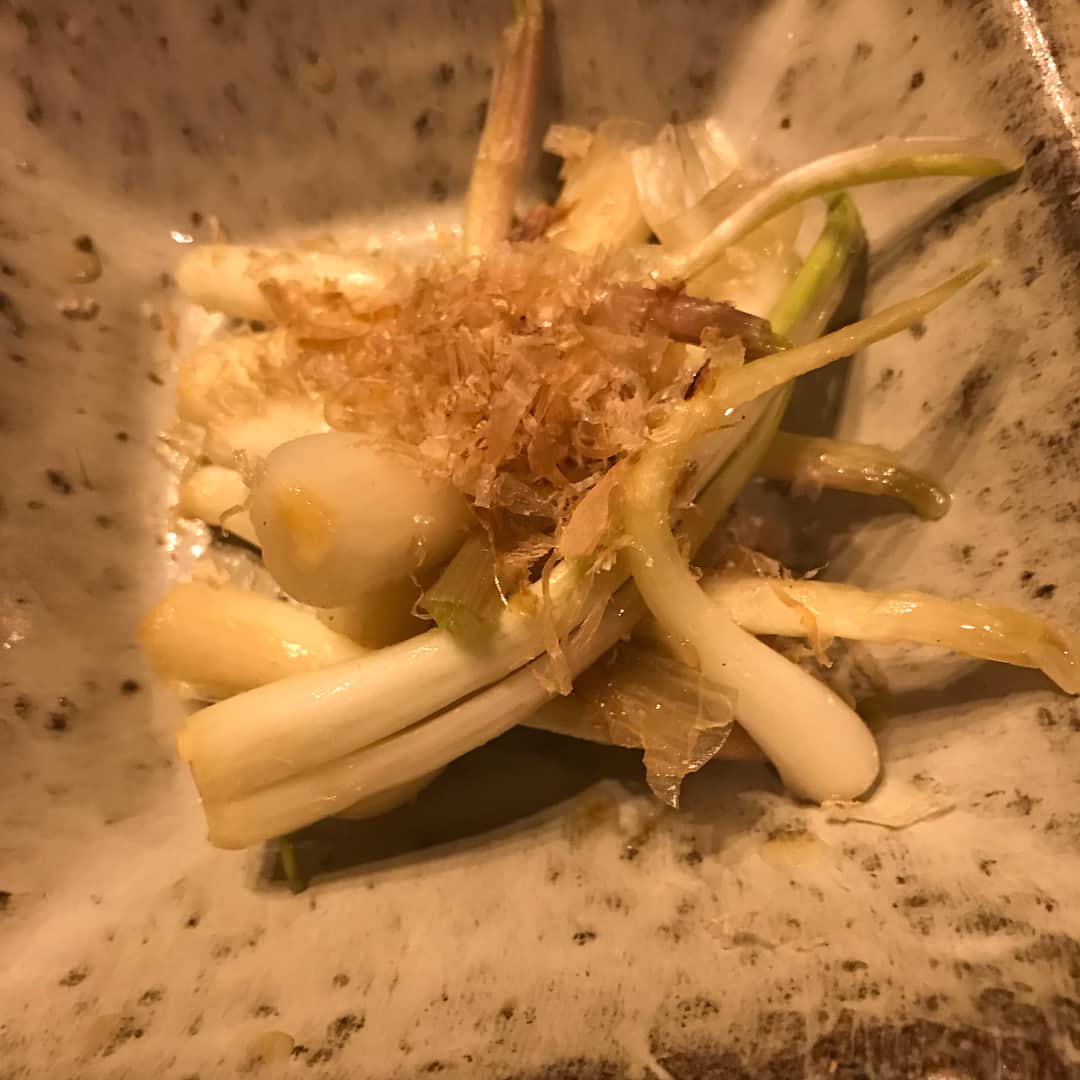 甘糟記子さんのインスタグラム写真 - (甘糟記子Instagram)「石垣島3日目の夕飯は、古民家のご飯やさん、舟蔵の里へ！  あっちゃんのおススメ！  広い敷地にステキな古民家の母屋や、カフェやギャラリー、広場にステージがあって、なんだか不思議な空間(๑˃̵ᴗ˂̵) マグロの漁獲量も多いので、やっぱりマグロも美味しい！ あとは素麺を炒めたシンプルな料理や、石垣牛のすき焼き、オリオンビールのアルコールフリーもあったよ（笑） 美味しかったな〜！ 最後まで石垣を満喫できて、楽しい夜になりました☆*:.｡. o(≧▽≦)o .｡.:*☆ #舟蔵の里#石垣島#旅行#家族旅行#春休み#姫#息子殿姫#息子殿#沖縄料理」4月6日 15時47分 - norihey924