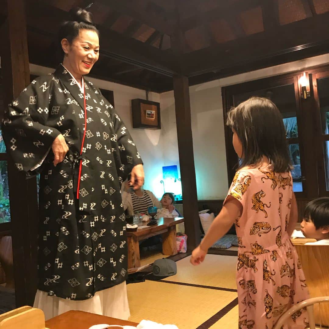 甘糟記子さんのインスタグラム写真 - (甘糟記子Instagram)「石垣島3日目の夕飯は、古民家のご飯やさん、舟蔵の里へ！  あっちゃんのおススメ！  広い敷地にステキな古民家の母屋や、カフェやギャラリー、広場にステージがあって、なんだか不思議な空間(๑˃̵ᴗ˂̵) マグロの漁獲量も多いので、やっぱりマグロも美味しい！ あとは素麺を炒めたシンプルな料理や、石垣牛のすき焼き、オリオンビールのアルコールフリーもあったよ（笑） 美味しかったな〜！ 最後まで石垣を満喫できて、楽しい夜になりました☆*:.｡. o(≧▽≦)o .｡.:*☆ #舟蔵の里#石垣島#旅行#家族旅行#春休み#姫#息子殿姫#息子殿#沖縄料理」4月6日 15時47分 - norihey924