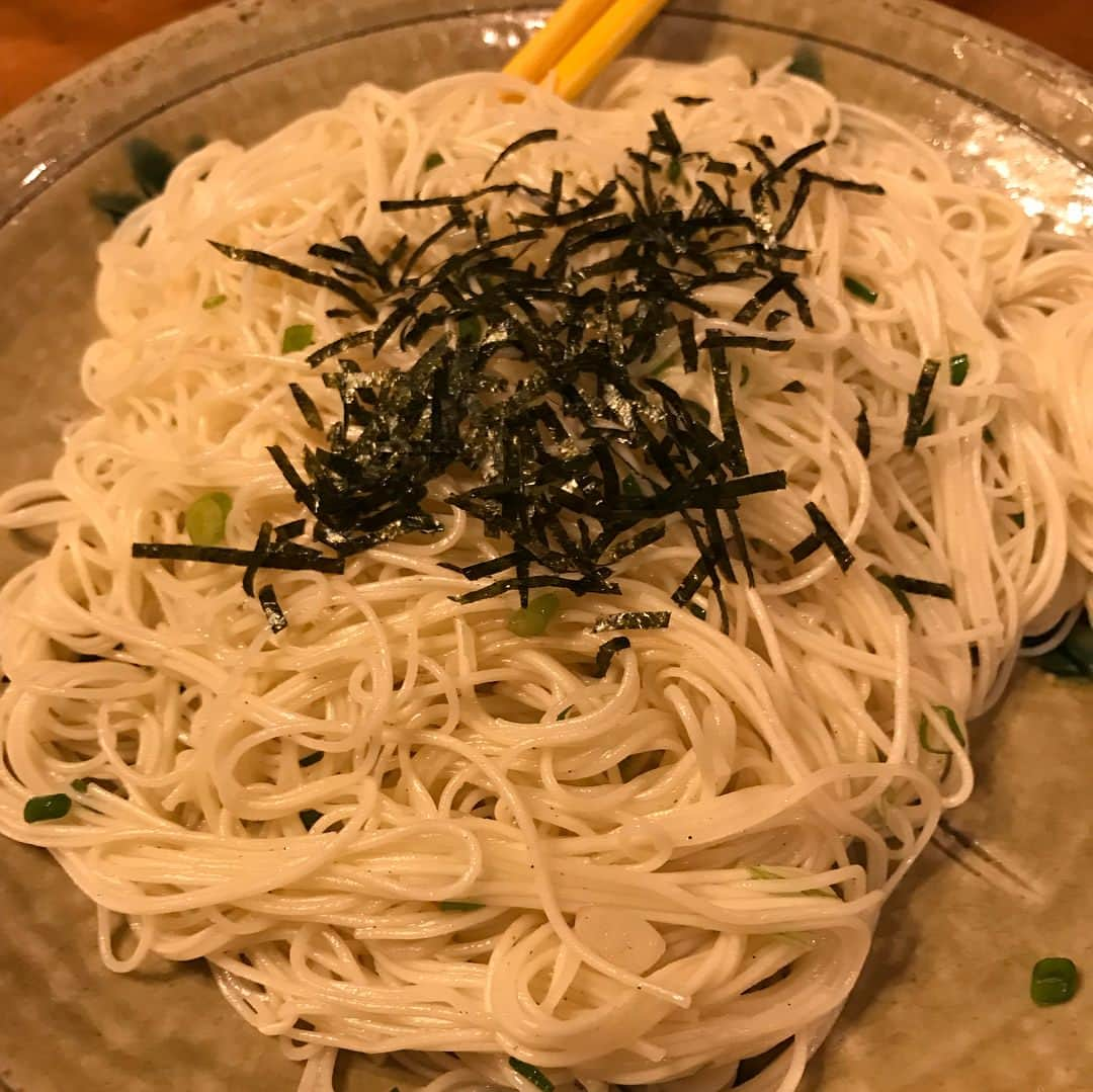 甘糟記子さんのインスタグラム写真 - (甘糟記子Instagram)「石垣島3日目の夕飯は、古民家のご飯やさん、舟蔵の里へ！  あっちゃんのおススメ！  広い敷地にステキな古民家の母屋や、カフェやギャラリー、広場にステージがあって、なんだか不思議な空間(๑˃̵ᴗ˂̵) マグロの漁獲量も多いので、やっぱりマグロも美味しい！ あとは素麺を炒めたシンプルな料理や、石垣牛のすき焼き、オリオンビールのアルコールフリーもあったよ（笑） 美味しかったな〜！ 最後まで石垣を満喫できて、楽しい夜になりました☆*:.｡. o(≧▽≦)o .｡.:*☆ #舟蔵の里#石垣島#旅行#家族旅行#春休み#姫#息子殿姫#息子殿#沖縄料理」4月6日 15時47分 - norihey924