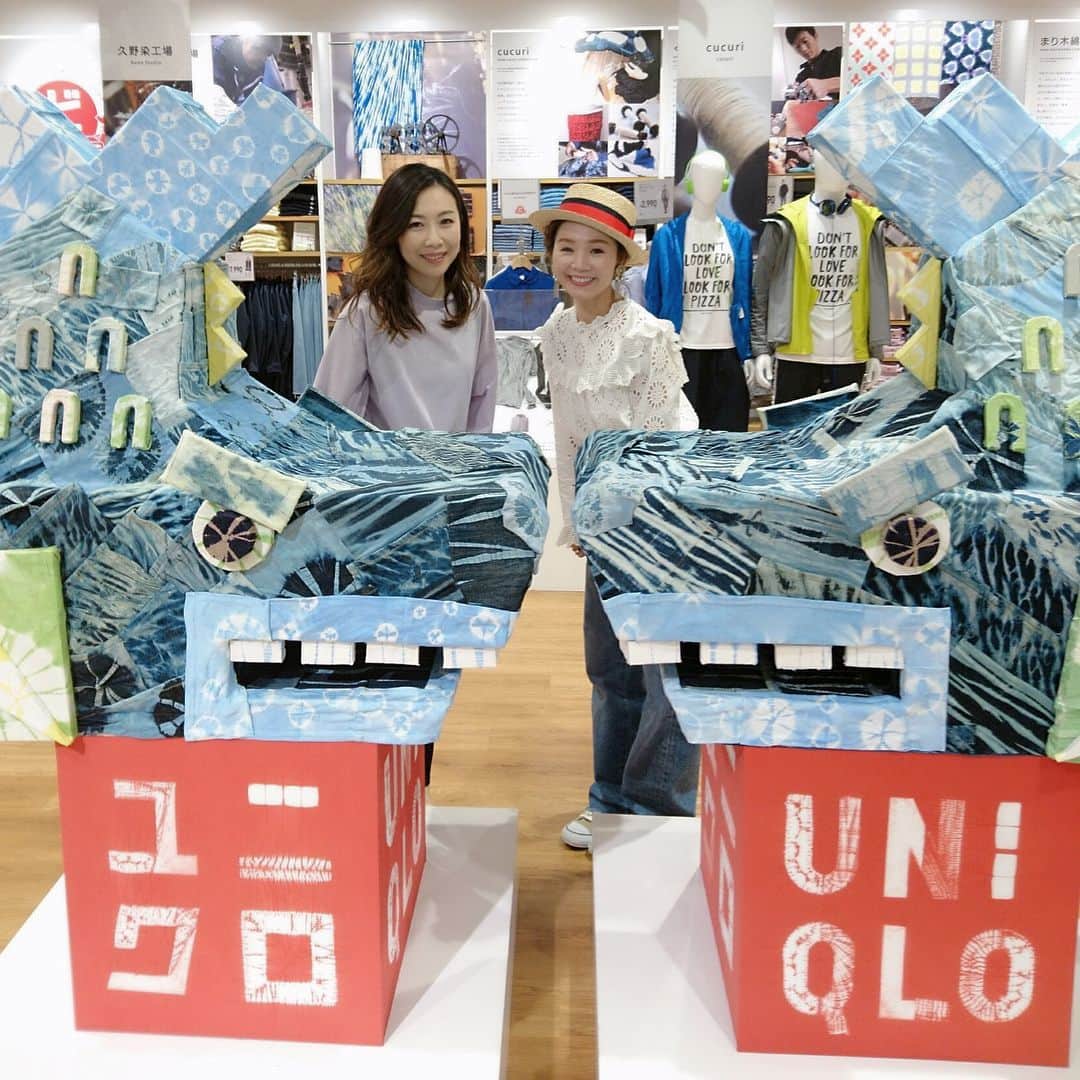 のインスタグラム：「キッズスクウェアに行ったあとはユニクロへ♡ ・ ユニクロ名古屋店にある有松絞りのシャチホコオブジェであっこちゃん @akko0718  と♡ ・ ユニクロのイチオシ商品はウィメンズプレミアムリネンシャツだそうです✨（4枚目pic） ・ 今年はトレンドのゆったりした着こなしが楽しめるよう、シルエットが大幅にアップデートされていて、カラバリも豊富でした♡ ・ ギンガムチェックのリネンシャツ欲しいなぁ♡ ・ 気になってたマリメッココラボTや人気のユニクロユーのクルーネックTもチェックできました♡ ・ JRゲートタワーでは4/6〜4/26まで館内のウォーリーをさがせ！プレゼントキャンペーン開催中🎁（2枚目pic） ・ 対象店舗で500円以上のお買い物をすると応募用紙がもらえます✨ ・ ・ ・ #PR#JRゲートタワー#ゲートタワー1周年#名古屋駅#名駅にウォーリーがやってきた#uniqlo#ユニクロ#uniqlou#ユニクロユー#プレミアムリネンシャツ#リネンシャツ#クルーネックt#マリメッコ」