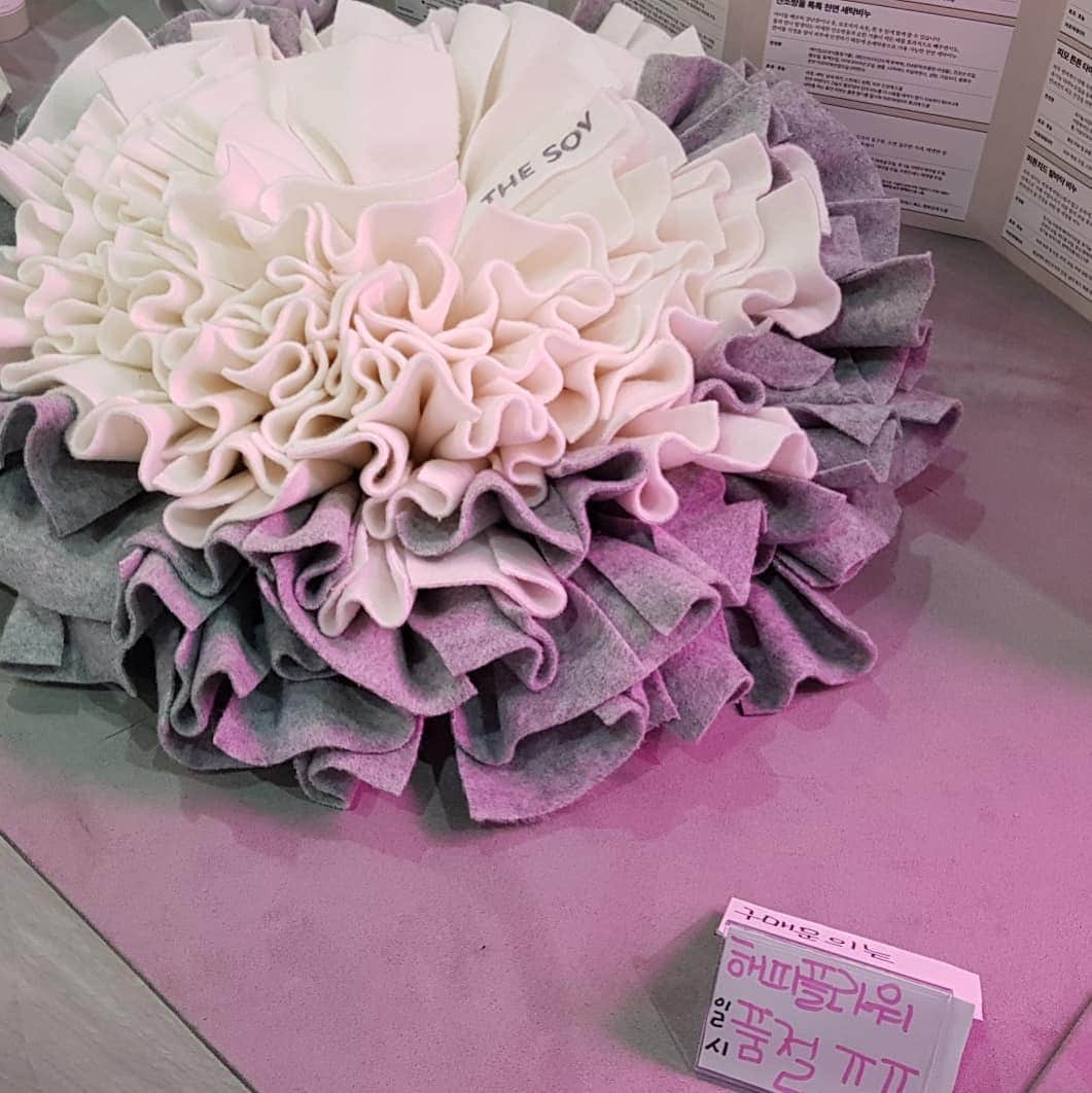 thesoy_yoonsoさんのインスタグラム写真 - (thesoy_yoonsoInstagram)「. 넘 일찍 품절 되어 버린 해피플라워 ㅜㅜ 보는분들 마다 이쁘다 해주시니 넘 뿌듯 . 들어오자 품절ㅜㅜ 아쉬워잉 내일 다시 만나용 . #노즈워크#노즈워크장남감#해피플라워 #케이펫페어#케이펫#더소이#나아로마테라피하는댕댕이야」4月6日 16時58分 - thesoy_yoonso
