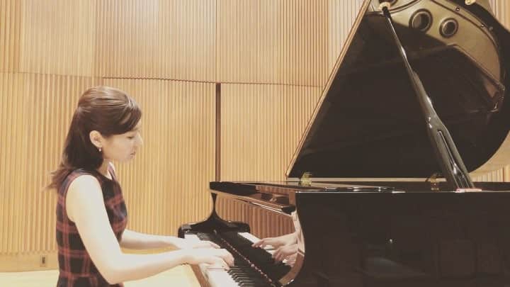 森本麻衣のインスタグラム：「Mendelssohn:Rondo Capriccioso🌸 (1) . メンデルスゾーン:ロンドカプリチオーソ♫ . 春は、なんだかメンデルスゾーンの気分😻 . . . #maimorimoto#piano#instapiano#pianist#mendelssohn#rondocapriccioso#classic#music#playingthepiano  #森本麻衣#ピアノ#ピアニスト#メンデルスゾーン#ロンドカプリチオーソ#🎹」