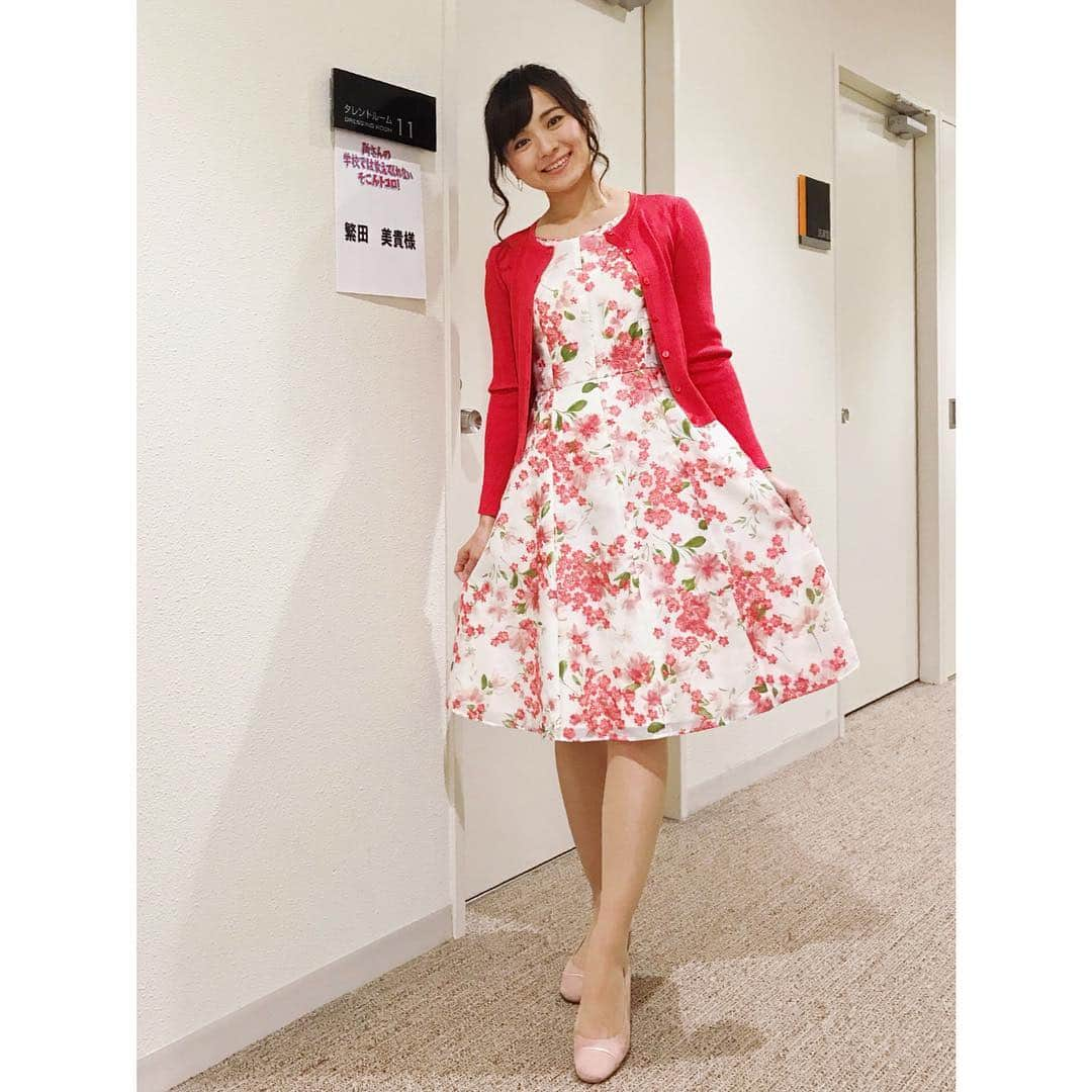 繁田美貴さんのインスタグラム写真 - (繁田美貴Instagram)「*＊ 今夜も人気企画が盛りだくさん☆ ぜひご覧下さいね♪ #所さんの学校では教えてくれないそこんトコロ！ #今夜 は 20:54〜 #2時間スペシャル です！！ #衣装 は #花柄ワンピース #花柄 好きでよく着るけれど #色味 が #ちょっと新鮮 かも😊 #桜かな？🌸」4月6日 17時34分 - handa_miki