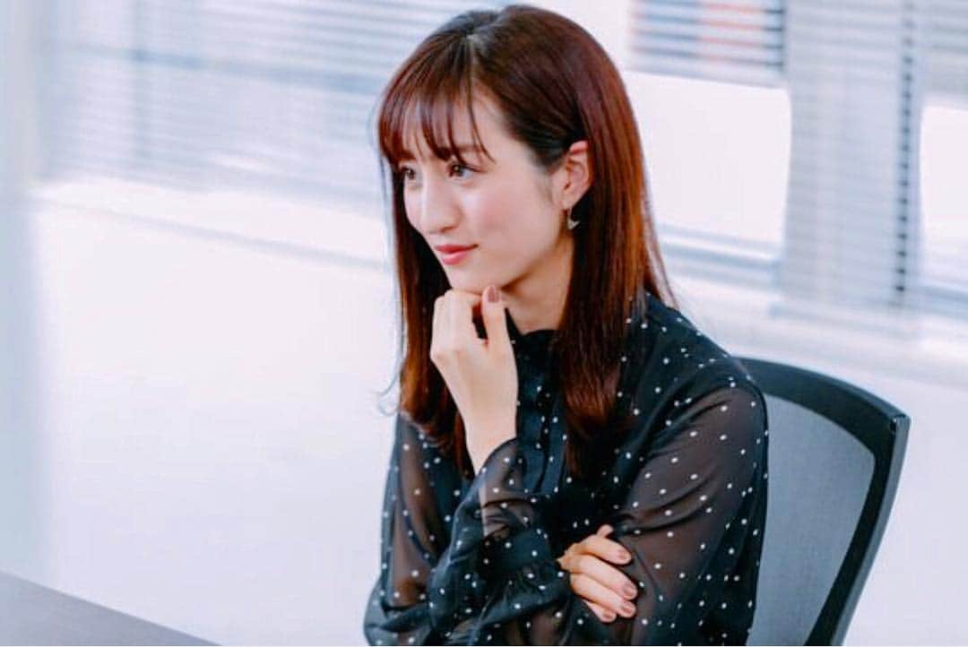 のインスタグラム：「「マイナビ 学生の窓口」で学生さんの質問に答えてます。 DMなどでも、受験や就活の相談が多いので、こうして普段から私が思っていることを話せたのはすごく有り難かった！ 大学生のとき、周りが就職していく中私だけ就職せず芸能界でやっていくという決断をするのは、すごく不安でいっぱいでした。。 それまでは中高一貫の学校で周りに流されるように生きていたけど、初めて周りと違う選択をすることにとても勇気がいったなぁ。 口下手なのでうまく話せないけれど、就活の時期や学生時代に私が思っていたことを、今将来について悩んでいる学生さんたちの励みになればと思い、私なりに答えさせていただきました！ よかったら読んでください☺️💓 #マイナビ #学生の窓口 #就活」