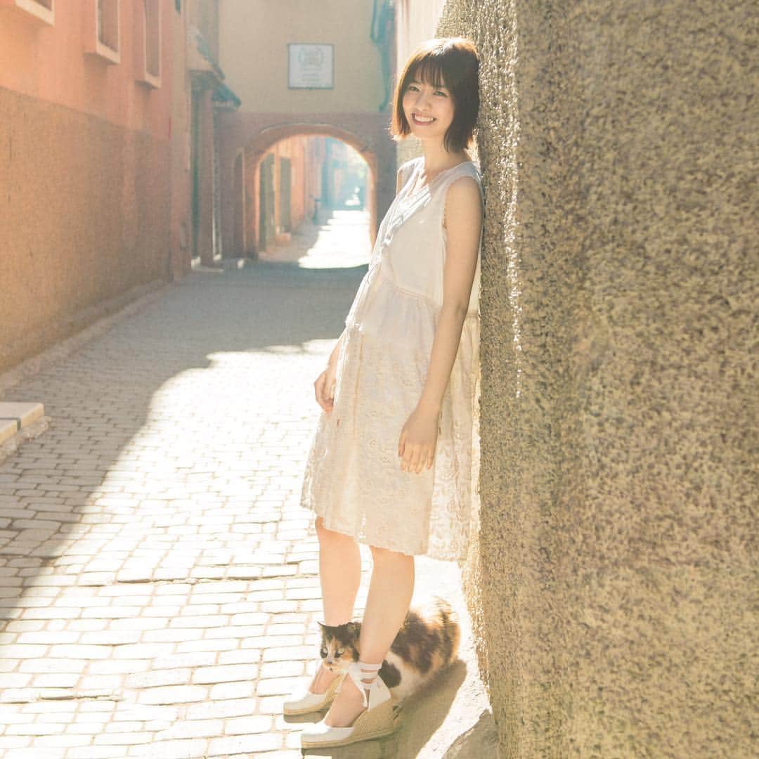 西野七瀬のインスタグラム：「西野七瀬1stフォトブック #わたしのこと 初版発行部数が12万部に決定✨セカンド写真集の予約ペースを大幅に上回る予約をいただいており、フォトブックとしては異例のスタートを切ることになりました🐈みなさまありがとうございます！  #西野七瀬 #乃木坂46 #足元から猫が #ひょっこりはん #にゃーmeetsにゃー #なぁちゃんの足元をあっためてくれてました」