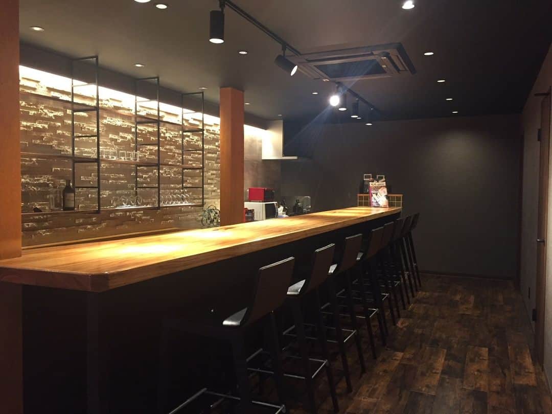 ワーク・アンド・デザイン株式会社のインスタグラム：「#工務店#施工事例#大阪工務店#一枚板#無垢カウンター#間接照明」