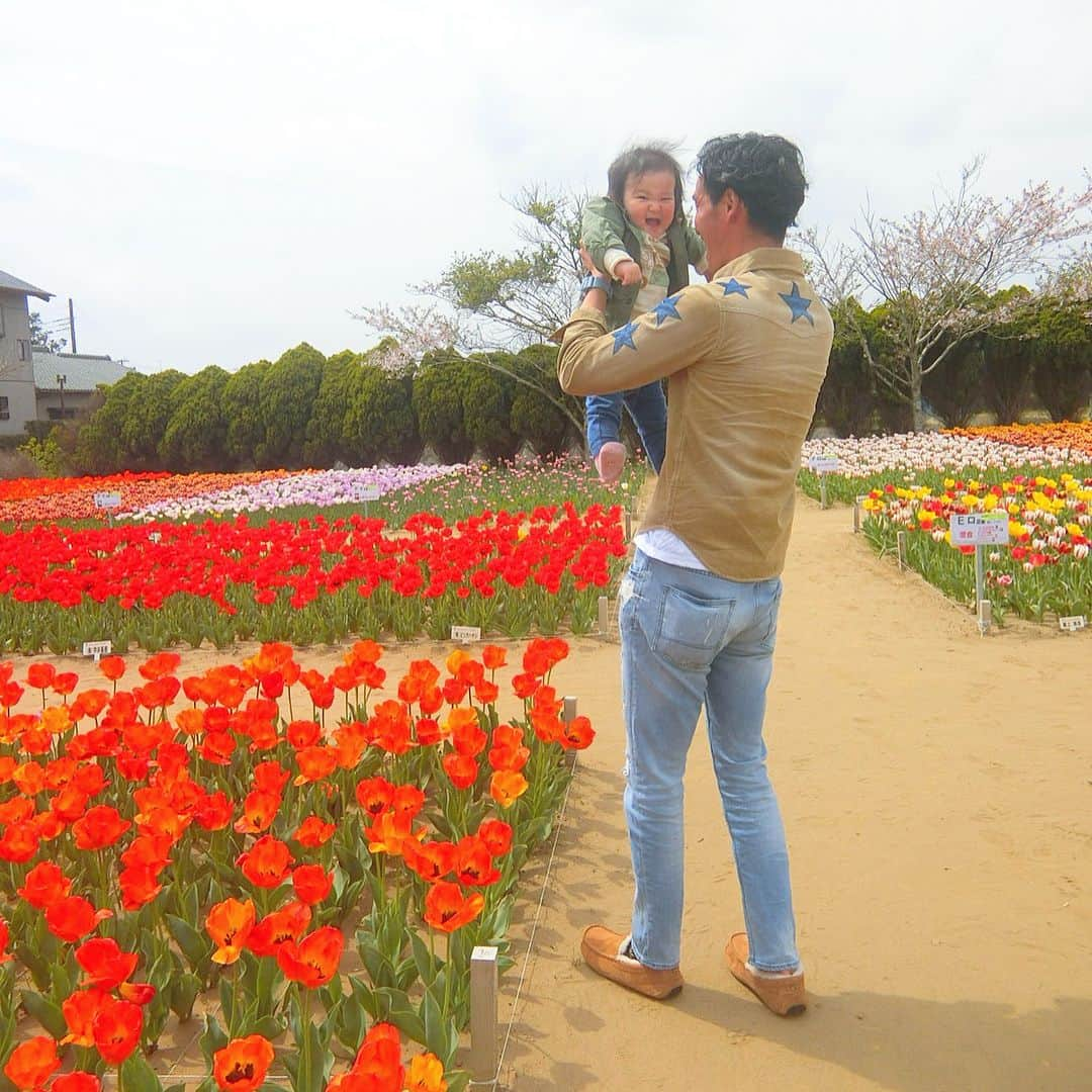 kazuki iwaiのインスタグラム：「お疲れ様です✨ . 花見は花見でも桜じゃなくてチューリップ🌷 . 娘ちゃん今日で300日😌 ハイハイもつかまり立ちも上手になって来て嬉しいし、これからの成長も楽しみ😌✨ . . #ootd#instagood#l4l#followme#fashion#me#men#ugg#bayflow #今日のコーデ#パパコーデ#親バカ部#パパリ」