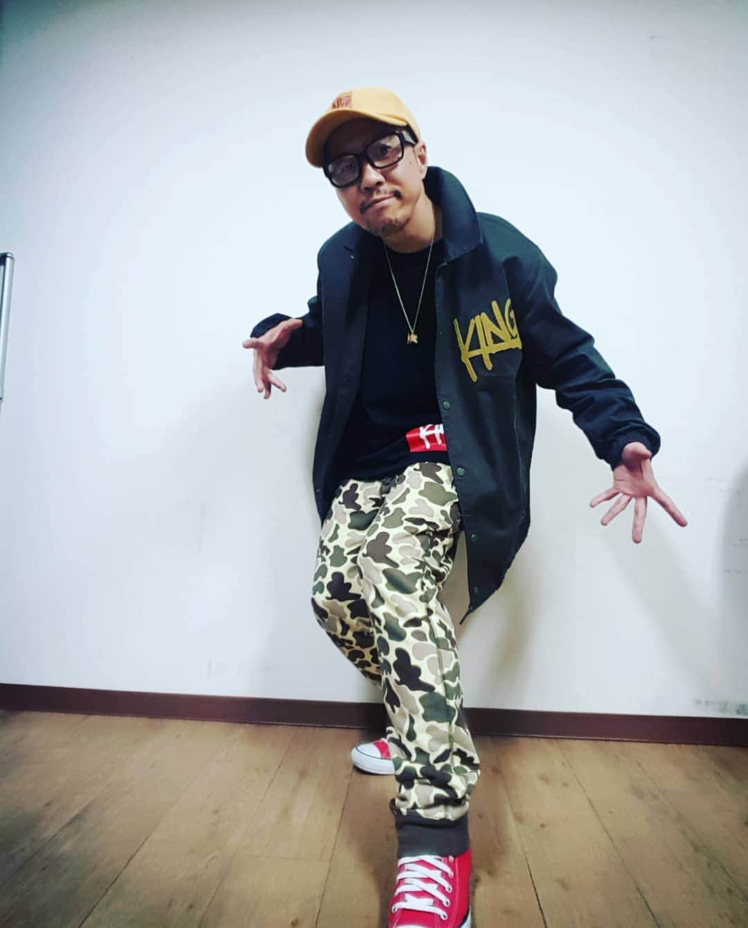 のインスタグラム：「今日のキングサイズマン！！ この季節はコーチジャケットが良いなぁ😃  CONVERSEはほんま何にでも合わせてくれる頼りになるヤツ🎶  #kingsize #キングサイズ #kingsize_05」