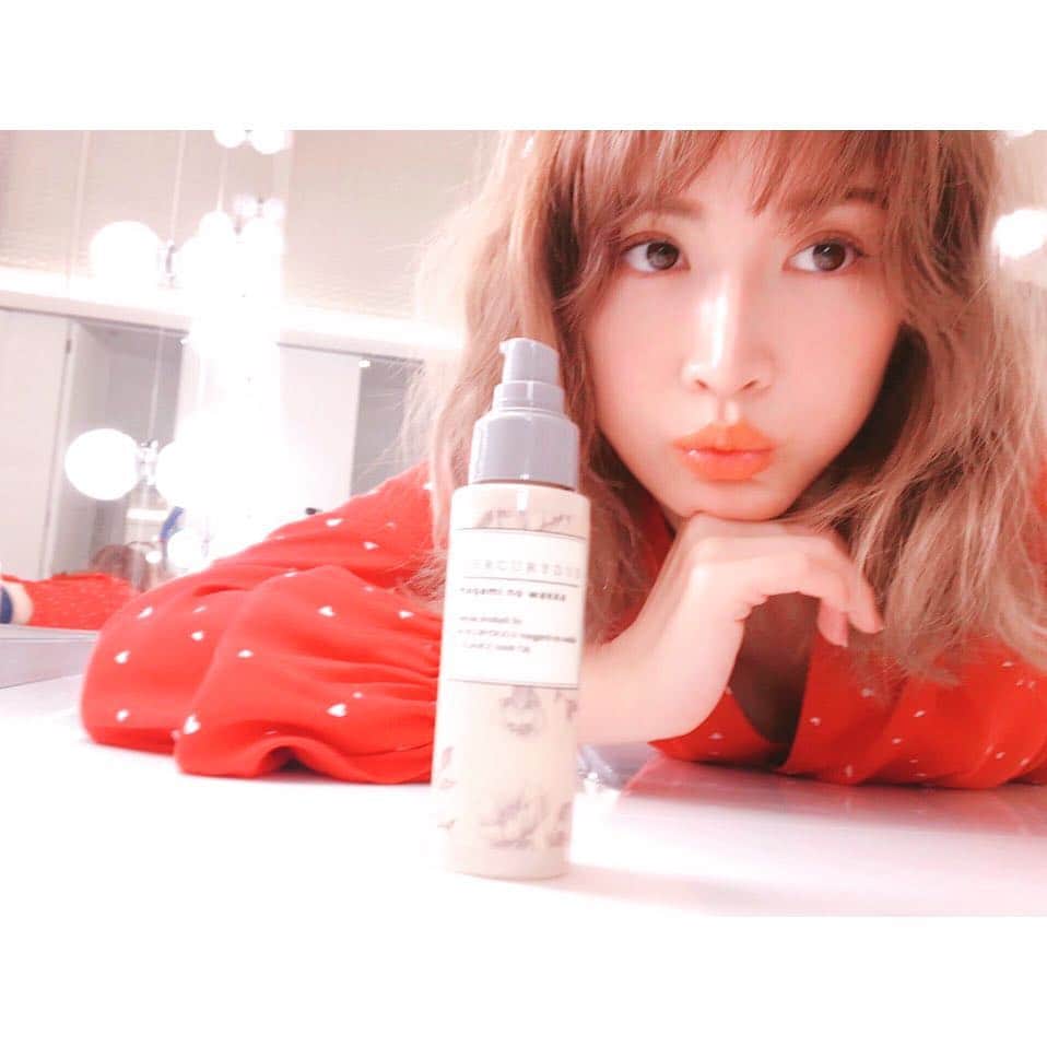 のインスタグラム：「お肌も髪も乾燥する季節ですが、MERCURYDUOの3層コーティングのへアオイルは乾燥でぱさぱさになった髪をしっとり艶やかにしてくれます🌹 私は撮影の時に髪のニュアンスをウェッティにしたい時などにも使ったりするんですが、マーキュリーのヘアケアシリーズは私の姪っ子たちもお気に入り👭🌹 なぜなら甘い香りで癒されるんだって💕 春休み中、ずっと褒めてもらえました👍🏻✨ #megaminowakka #ヘアオイル #アウトバストリートメント #mercuryduo #マーキュリーデュオ #hairoil #pr #結局姪っ子にもプレゼント」
