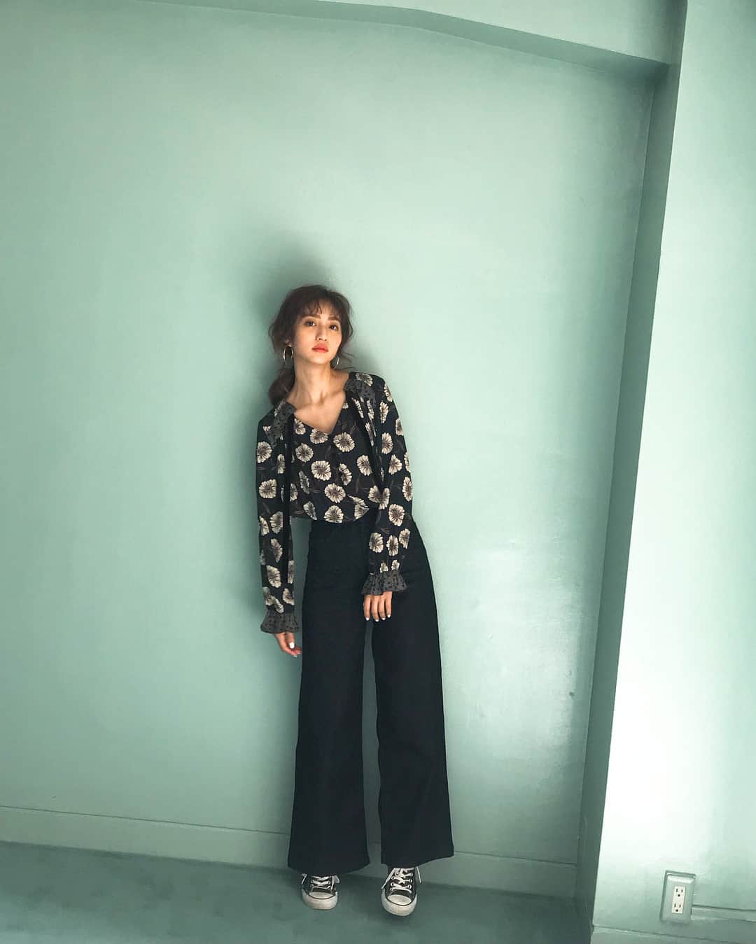 のインスタグラム：「「芸能人が本気で考えた！ドッキリさせちゃうぞGP」O.A中です！ 何回ドッキリにかけられるんだろう…まじで怖かったです。笑  写真はしふく👗 tops: @jillstuart.jp  denim: @woadblue  shoes: @converse_jp  ピアスは年末に行ったハワイの雑貨屋で買ったもの！フープピアスが好きでシルバーとゴールドを色違いで♡ ブラウスはジルのお気に入り☺️ジルが年々可愛くなっているので気になってます。 パンツは形が綺麗でよく履いているアイテム。そして足元はやはりコンバース。発売中のcancamでもコンバースの企画あるよ！ #jillstuart #woadblue #converse #あかねのしふく」
