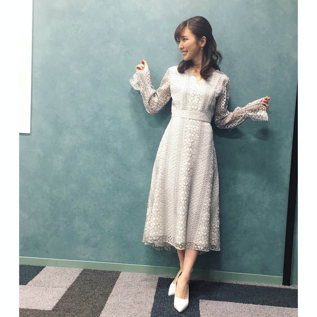 真野恵里菜さんのインスタグラム写真 - (真野恵里菜Instagram)「彼ロンの取材で着たワンピース👗 ちょっと前のだけど載せてなかったので、、 タグ付けしてます🏷 . . デザインもだし このくらいの丈のワンピースが めちゃくちゃ好みで最近すごく探してる👀 サイズがなかったり色の好みが見つからなかったりで なかなか出会えてないけど😢 . . お買い物したいなー😌💕 #衣装 #スタイリストさん #彼ロン #彼氏をローンで買いました #取材 #オフショット #撮影はメイクさん #いつもお世話になってます #チーム真野 #ワンピース #👗 #お買い物したい」4月6日 20時00分 - erinamano_official