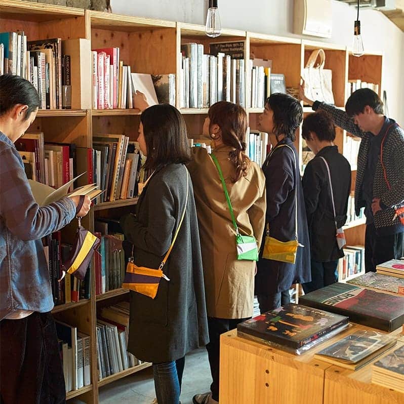 Scopeさんのインスタグラム写真 - (ScopeInstagram)「スーザンベル2018コレクションは「1975」。1975年のオランダのナウであったのよカラーなのですが、今の時代に丁度マッチしちゃって更にナウマシマシな雰囲気が最高で鈴木英人。が、post遅れまして申し訳ない！ポーチM中心に在庫が壊滅気味でして、これから発注しまして輸入しますから、かなり先の再入荷となります。すみませぬ。こんなに売れると思わなんだ。ポーチにストラップつけられるようにする。この改良で果てしなく用途が広がったからでしょうね。見習うべき素晴らしい進化、最高だと思います。ちなみに写真みるとわかりますが、ポーチLにストラップってのもアリなのですよ。写真一枚目の黄色いのがそれっスーザンベル。  #scope_japan #スコープ #susanbijl #スーザンベル #エコバッグ #ショッピングバッグ #ecobags #shoppingbags」4月6日 20時04分 - scope_japan