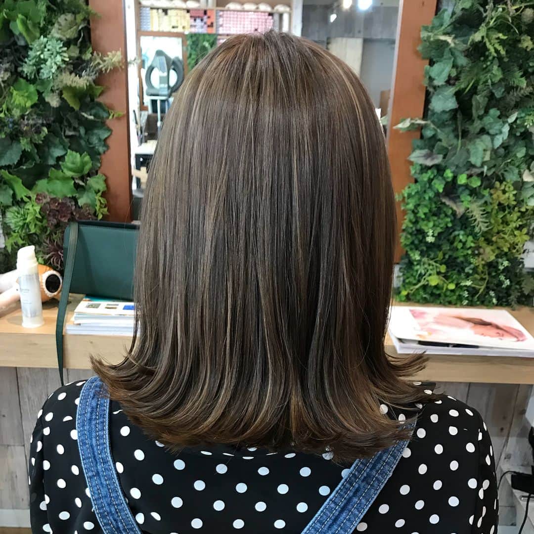 阿部紫夕那さんのインスタグラム写真 - (阿部紫夕那Instagram)「. この前東京行った時に  Lapis terraceに行って @lapis_anju さんに 髪の毛染めてもらいました☺️🙏💓 ハイライトたくさん入れてもらった😍❤️ . 結構何回か染め直してるけど このラピスのシャンプーとトリートメント 髪の毛めっちゃしっとりサラサラなるから これもオススメだよ〜🙄💜 . しゅなたんのsnsみたで 割引になるらしいので 予約の際はしゅなたんのsnsみたを忘れずに💖 ご予約☎️0334616770 💌LINE予約【lapisanju】 . #ヘアカラー」4月6日 20時47分 - shunatan317