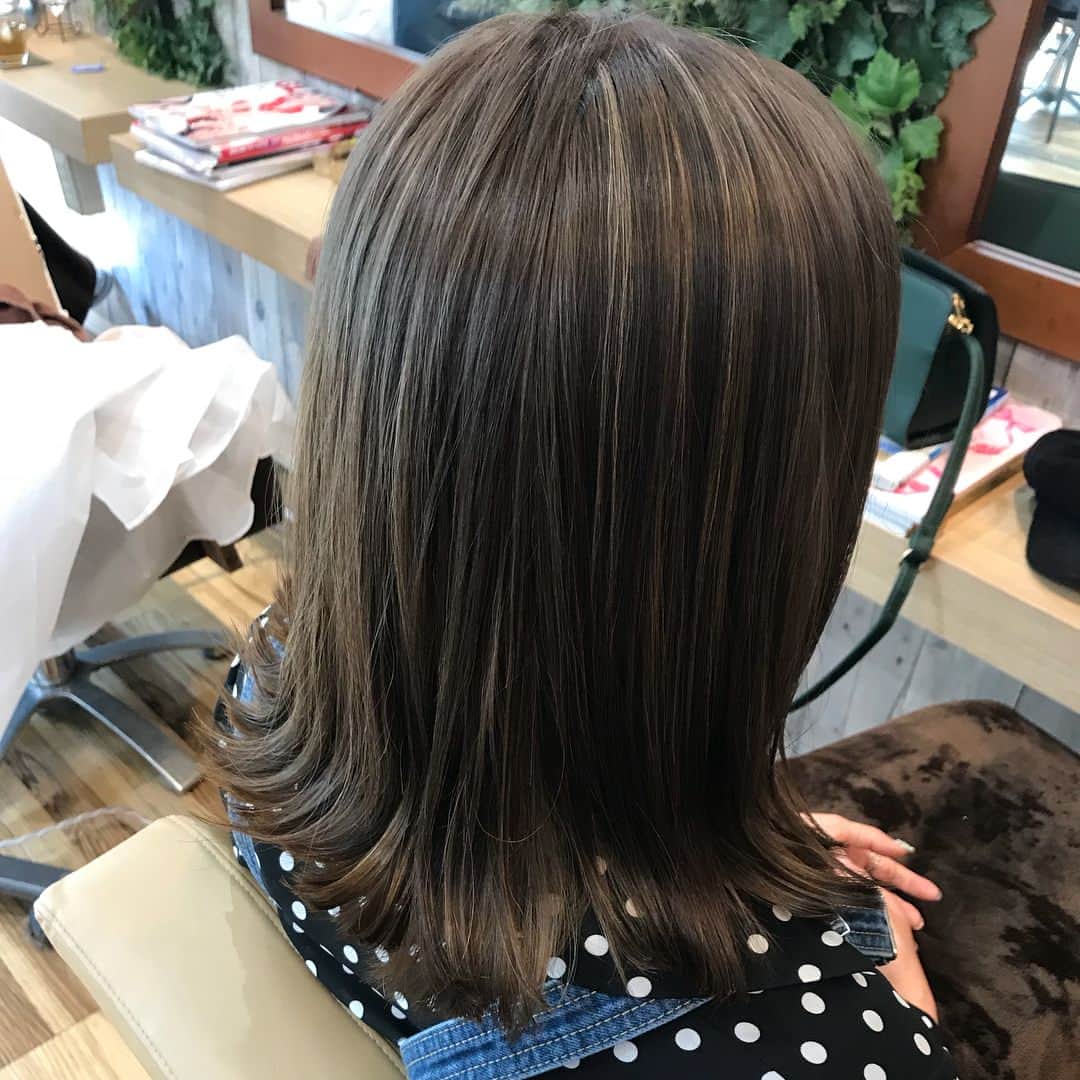 阿部紫夕那さんのインスタグラム写真 - (阿部紫夕那Instagram)「. この前東京行った時に  Lapis terraceに行って @lapis_anju さんに 髪の毛染めてもらいました☺️🙏💓 ハイライトたくさん入れてもらった😍❤️ . 結構何回か染め直してるけど このラピスのシャンプーとトリートメント 髪の毛めっちゃしっとりサラサラなるから これもオススメだよ〜🙄💜 . しゅなたんのsnsみたで 割引になるらしいので 予約の際はしゅなたんのsnsみたを忘れずに💖 ご予約☎️0334616770 💌LINE予約【lapisanju】 . #ヘアカラー」4月6日 20時47分 - shunatan317