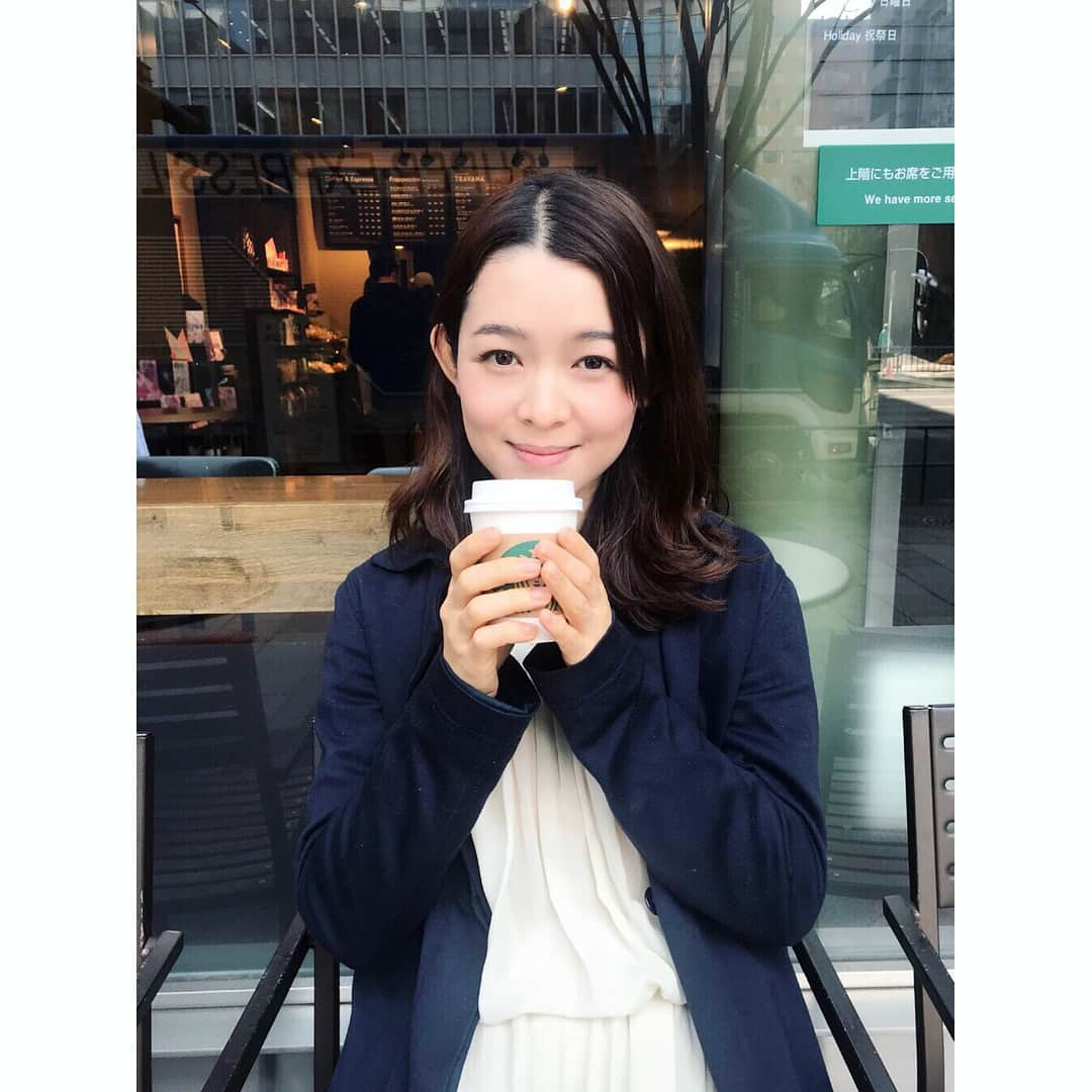 藤澤恵麻さんのインスタグラム写真 - (藤澤恵麻Instagram)「仕事の合間に。 温かいカフェラテで一息つきました。 リフレッシュして、次の現場も頑張ろう♪  #恵麻 #ema #ほっと一息 #カフェラテ #リフレッシュ」4月6日 21時33分 - ema_fujisawa_official