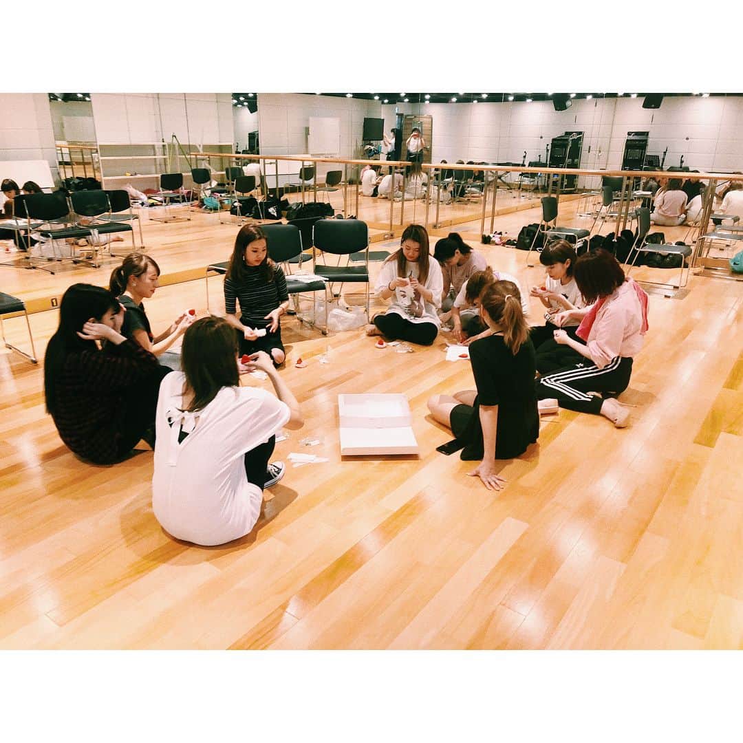 紗栄子さんのインスタグラム写真 - (紗栄子Instagram)「撮影後は、ダンスレッスン🕺✨✨✨ ダンスレッスン終わりで皆んなに苺大福の差し入れを🍓 #苺大福 #私はダイエット中だから我慢 #美味しいものいっぱいの宮崎で太りました私」4月6日 22時17分 - saekoofficial