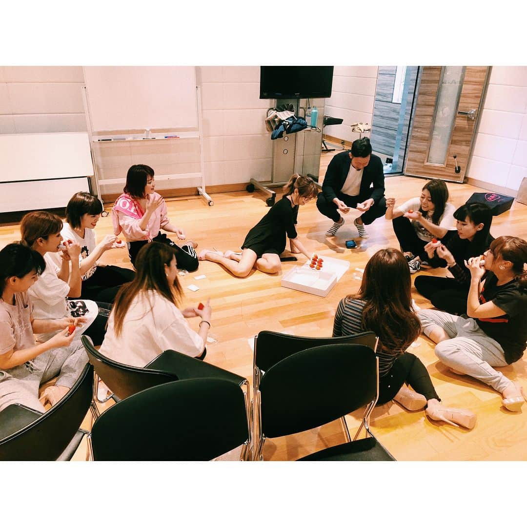 のインスタグラム：「撮影後は、ダンスレッスン🕺✨✨✨ ダンスレッスン終わりで皆んなに苺大福の差し入れを🍓 #苺大福 #私はダイエット中だから我慢 #美味しいものいっぱいの宮崎で太りました私」