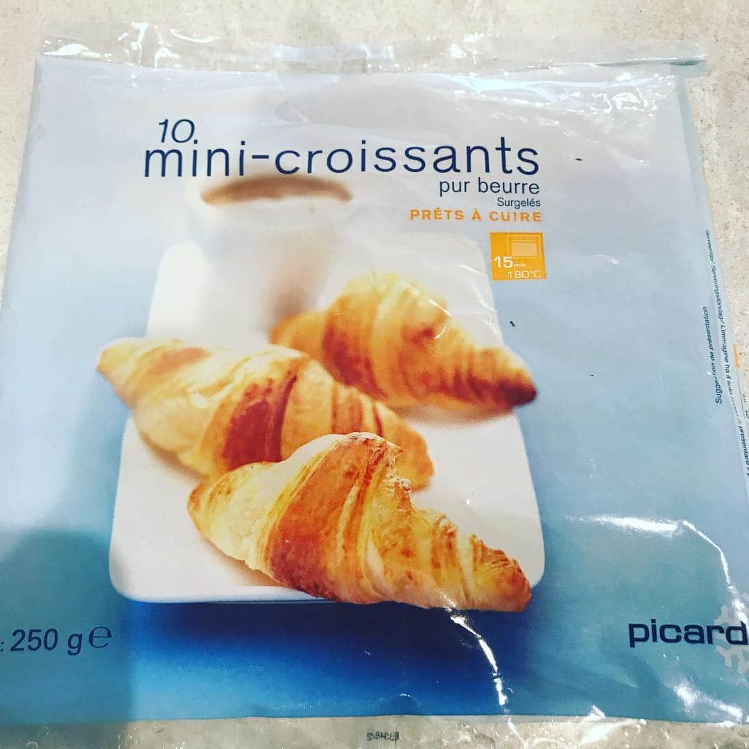 山本モナのインスタグラム：「ピカール、色々食べた結果、我が家的にこれは当たり。  #ミニクロワッサン #picard #minicroissants #オーブンで20分焼くだけ」
