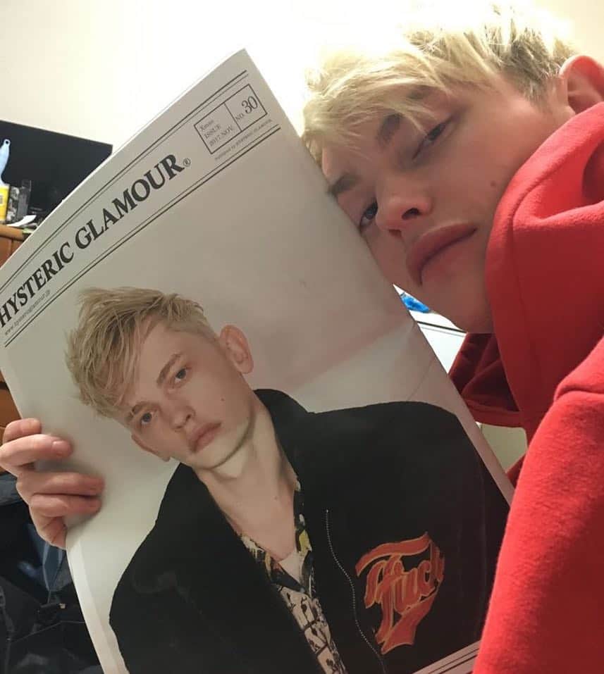 ロビー・マッキノンのインスタグラム：「merry belated christmas, @hystericglamour_official. love you.」