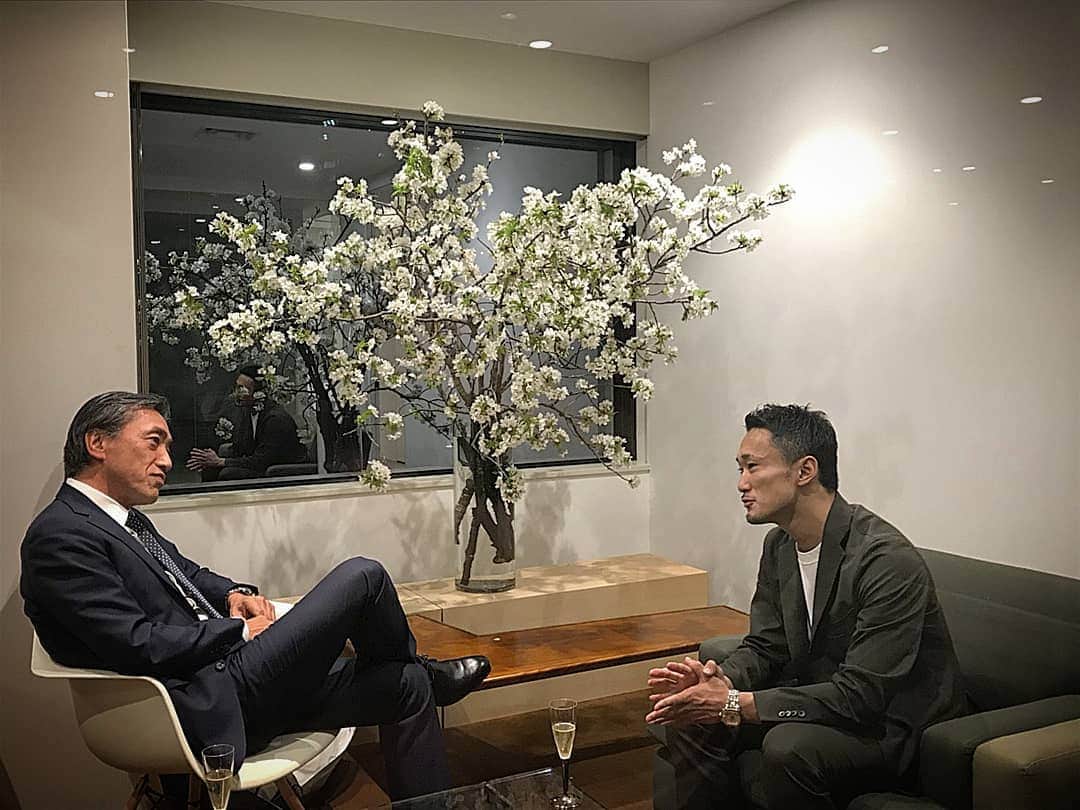 梅野源治のインスタグラム：「僕の熱い想いを語らせてもらった。  #花見 #familymart #澤田貴司 社長 #格闘家 #梅野源治 #対談 #とても嬉しく心強い言葉をいってもらえた #感謝」