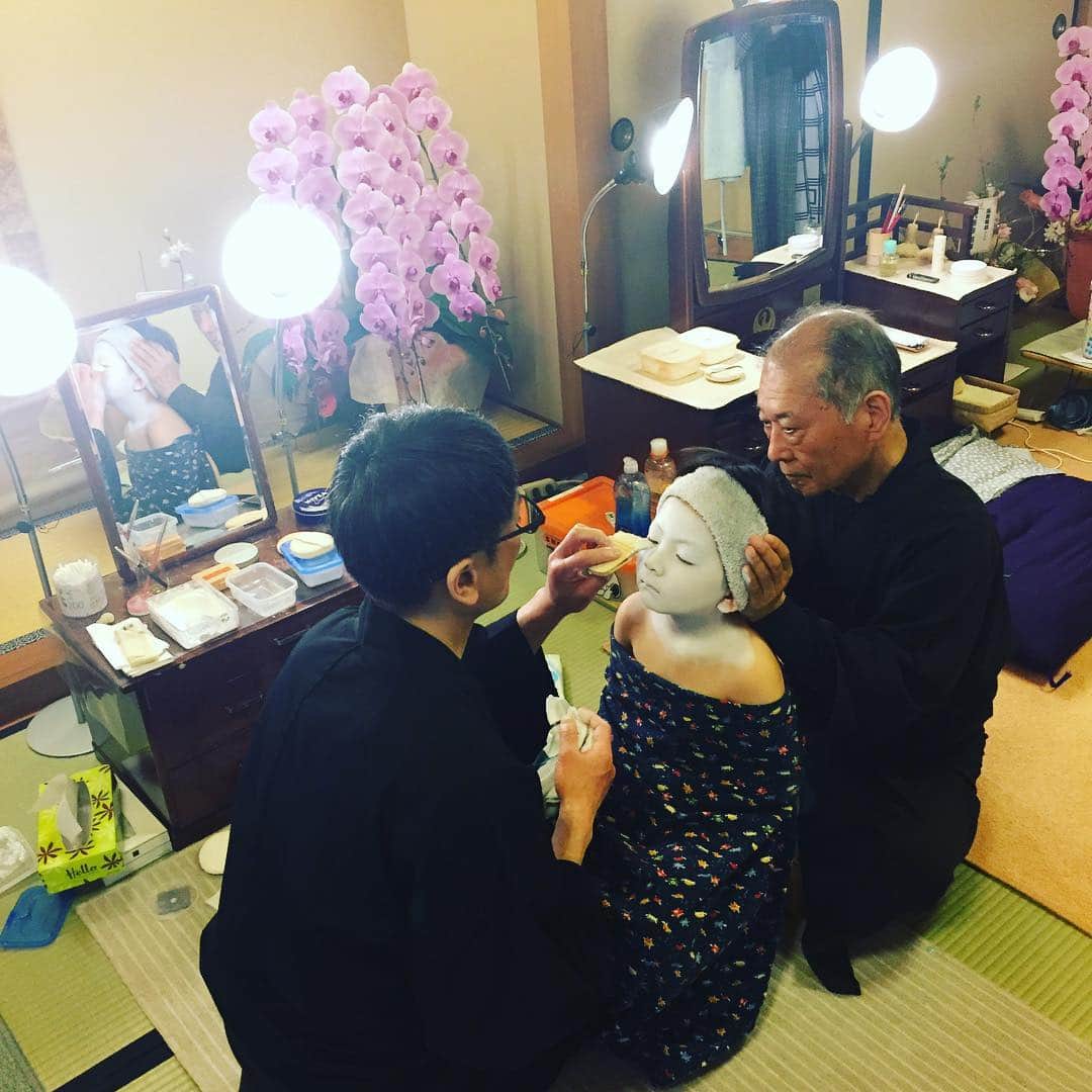 坂東亀三郎さんのインスタグラム写真 - (坂東亀三郎Instagram)「長老・羽之助さんのもと今月は八重之さんに亀三郎を任せています。 ここまでの出演で、やゑ亮→やゑ六→八重之さんと一門の若手全員に亀三郎の担当をさせてきました。 大人の彼等にも子供の亀三郎にもこの関係性や芸のプラスになる事を側から見守っておる日々です。 ・ ・ #歌舞伎 #音羽屋 #歌舞伎役者 #亀三郎 #坂東亀三郎 #六代目 #彦三郎 #坂東彦三郎 #九代目 #歌舞伎部 #KABUKI #JAPAN #otowayabando #親バカ部 #倅マン #えみふる コメントはお気軽に📝」4月7日 7時36分 - otowayabando