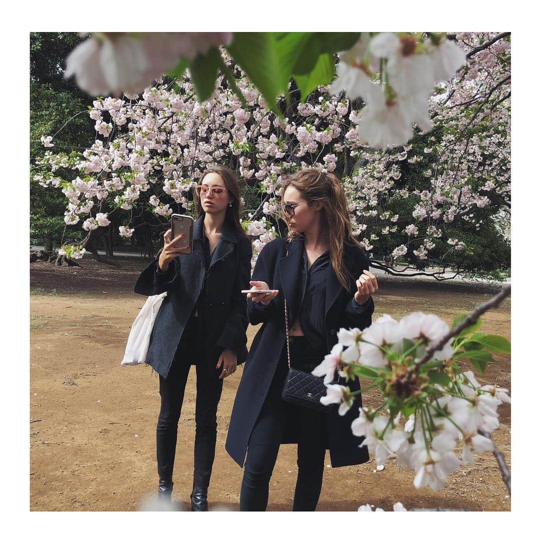 アリシア・デブナム・キャリーのインスタグラム：「One more for good measure, with some composure this time. #🌸」