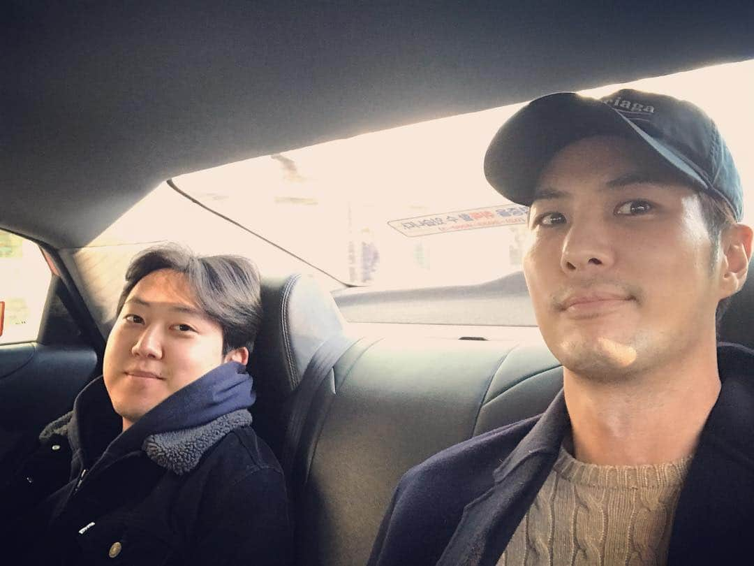 キム・ジソクさんのインスタグラム写真 - (キム・ジソクInstagram)「. . #동생과낮술#오랜만에만남#형제의대화 #딥한주제들#20대와30대의이야기 #100분토론인줄#대화의요약 #너나잘해”#됐고,형이나잘해”」4月7日 17時58分 - kimjiseok16