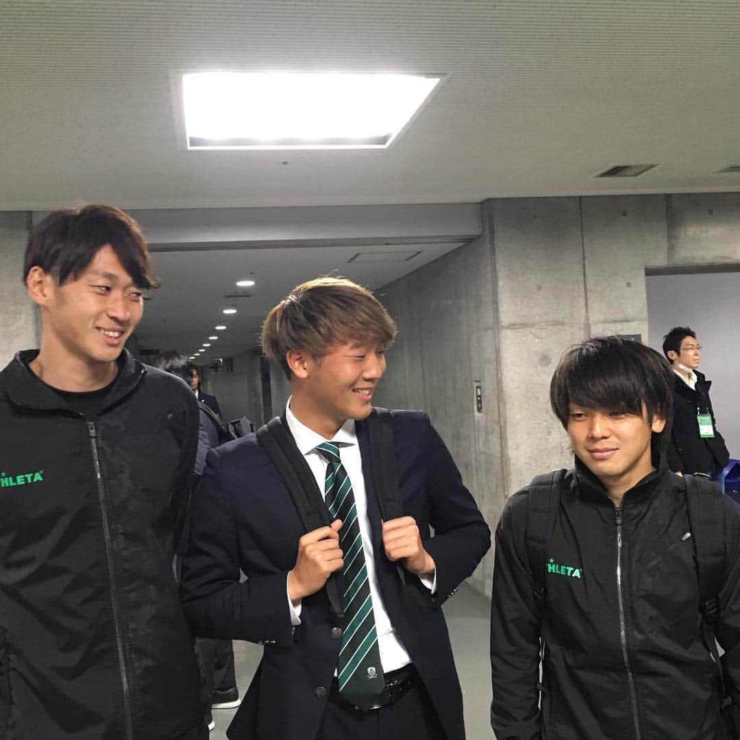 宮本航汰のインスタグラム：「#元長崎組  #左から  #李栄直  #あたす  #梶川諒太  #fc岐阜  #東京ヴェルディ  #vファーレン長崎  #ヨンジくん  #よくご飯連れてってくれた  #梶くん  #ピッチ内外めちゃくちゃ優しかった  #今日もお上手でした  #次は勝ちます  #また会いましょう👋」