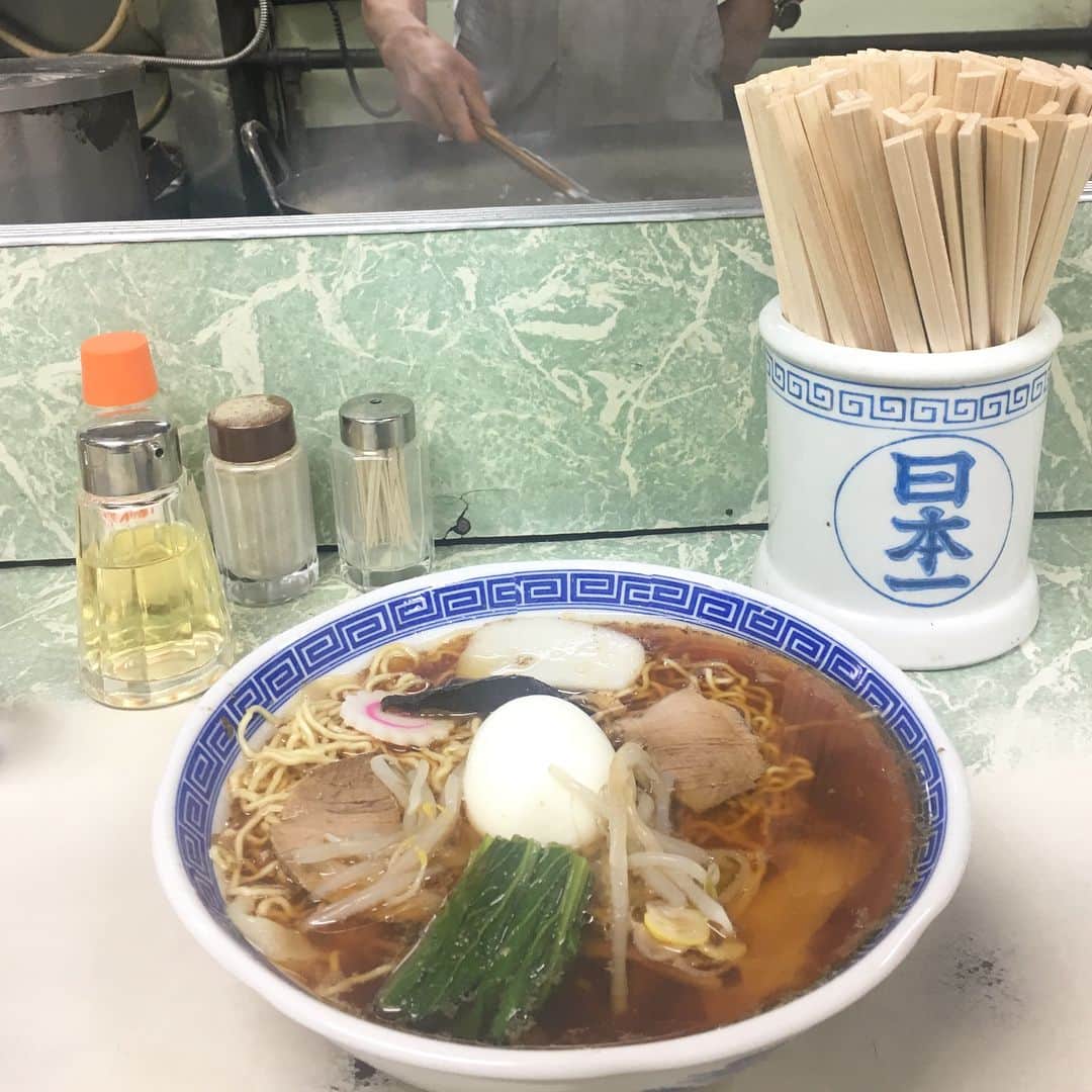 journaleatripさんのインスタグラム写真 - (journaleatripInstagram)「Chinese soba  荒川良々さんのお店選びが 密かにいつもツボで 飲食店として学ぶこと多し。 今日は話の流れで 行きたいお店がいつでも在るとおもってはいけない！ ということで 笹塚の福寿の中華ソバへ。 道でバッタリあったよく会う友達も道連れに。 来てよかった。 何よりもご主人と荒川さんの関係性にご馳走さま。 自分がよいと思った店はちょくちょく顔をだす。 大事ないきつけをもてるのも 美味しい秘訣だなぁ。  ご馳走さまでした。  #タンポポ #tokyoeatripmore #tokyoeatrip」4月7日 19時02分 - eatripjournal