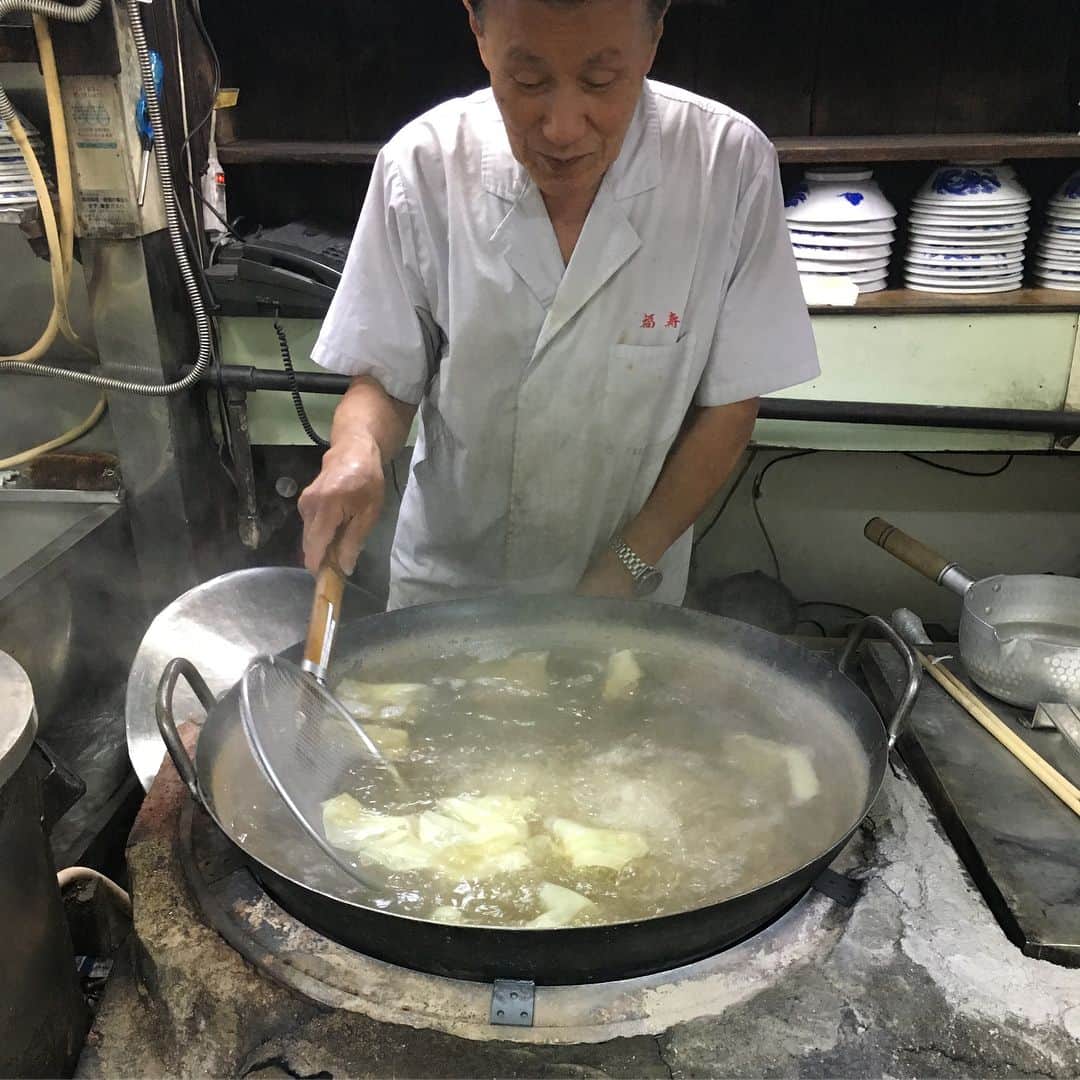 journaleatripさんのインスタグラム写真 - (journaleatripInstagram)「Chinese soba  荒川良々さんのお店選びが 密かにいつもツボで 飲食店として学ぶこと多し。 今日は話の流れで 行きたいお店がいつでも在るとおもってはいけない！ ということで 笹塚の福寿の中華ソバへ。 道でバッタリあったよく会う友達も道連れに。 来てよかった。 何よりもご主人と荒川さんの関係性にご馳走さま。 自分がよいと思った店はちょくちょく顔をだす。 大事ないきつけをもてるのも 美味しい秘訣だなぁ。  ご馳走さまでした。  #タンポポ #tokyoeatripmore #tokyoeatrip」4月7日 19時02分 - eatripjournal