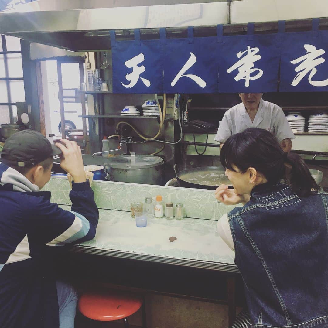 journaleatripさんのインスタグラム写真 - (journaleatripInstagram)「Chinese soba  荒川良々さんのお店選びが 密かにいつもツボで 飲食店として学ぶこと多し。 今日は話の流れで 行きたいお店がいつでも在るとおもってはいけない！ ということで 笹塚の福寿の中華ソバへ。 道でバッタリあったよく会う友達も道連れに。 来てよかった。 何よりもご主人と荒川さんの関係性にご馳走さま。 自分がよいと思った店はちょくちょく顔をだす。 大事ないきつけをもてるのも 美味しい秘訣だなぁ。  ご馳走さまでした。  #タンポポ #tokyoeatripmore #tokyoeatrip」4月7日 19時02分 - eatripjournal