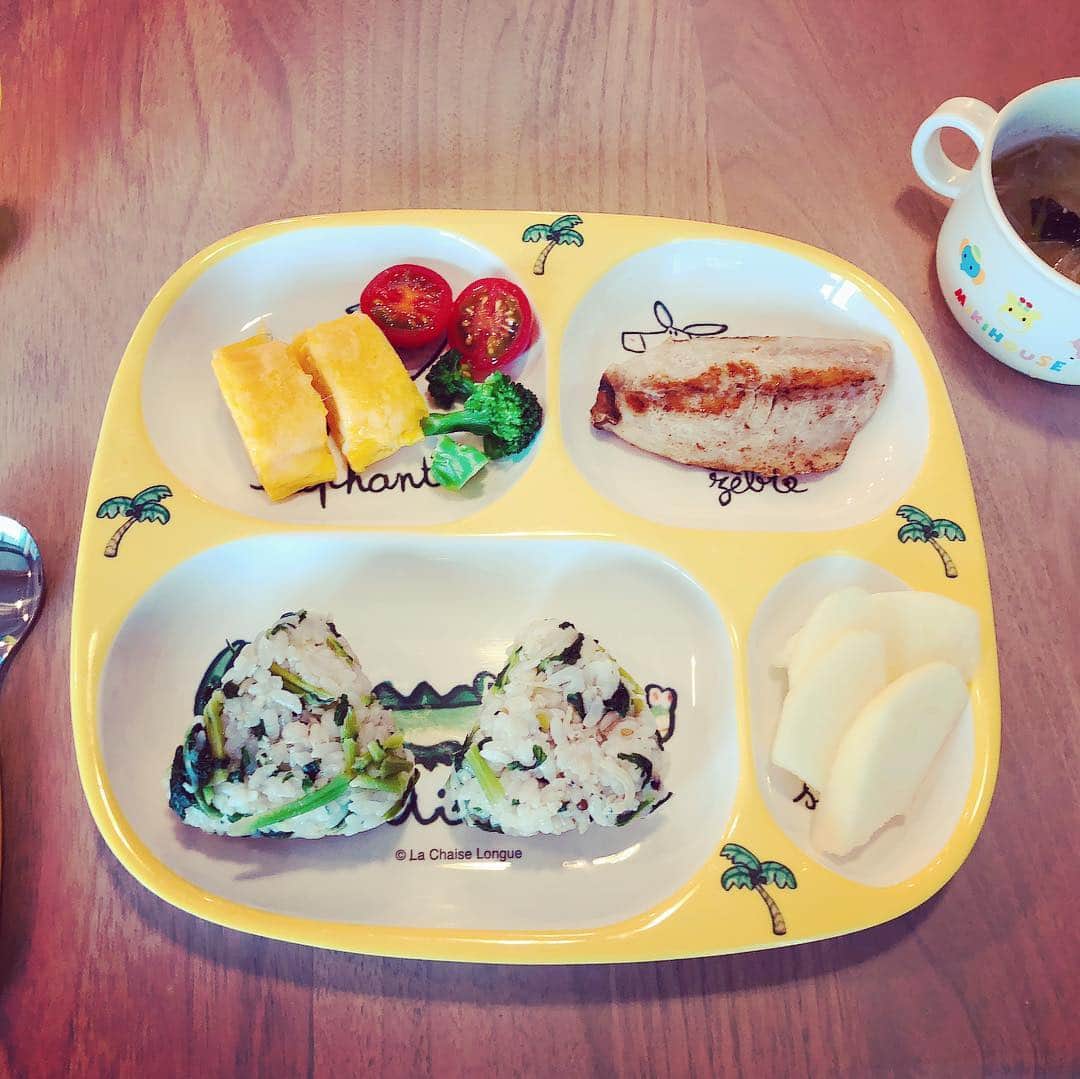 釈由美子さんのインスタグラム写真 - (釈由美子Instagram)「今朝のシンプル朝ごはん♡  #時間がないから簡単に #大根の葉としらすのおにぎり  #具だくさん味噌汁 #アジ #卵焼き #野菜 #りんご #これからスイミング #しっかり食べていっぱい体動かそうね」4月7日 10時24分 - yumikoshaku