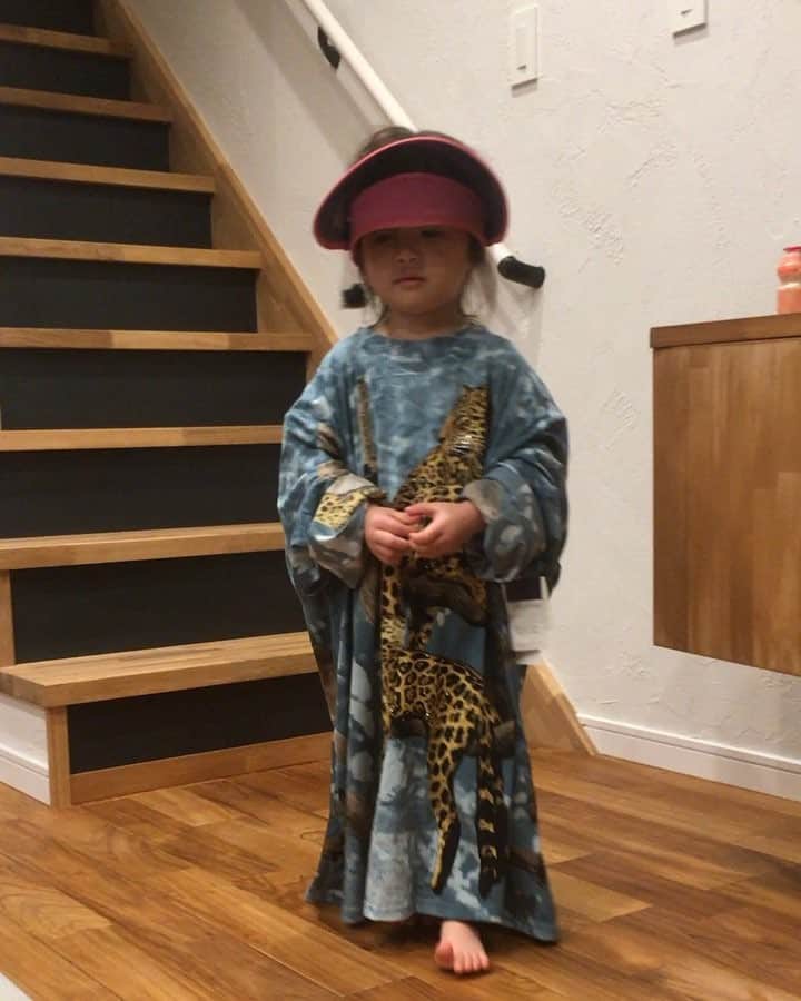 のインスタグラム：「the 大阪のオバちゃん発見😂😂 #いきなり現れた  #娘  #2歳  #ヒョウ柄  #サンバイザー #コテコテの大阪コーデ #アメちゃんくれそう #実はこれ一式 #結婚式のスピーチで #ユーモアたっぷり  #佐伯貴弘 さんが #うちの奥様に #大阪に嫁ぐには #これを着こなしなさい と #プレゼントしてくれたもの  #兄さん #まだ嫁さん1度も着ておりません #先に娘がデビュー #50年後  #ホンマにこんなんになってたりして 😭 #娘コーデ  #まだ早かったね  #ほなっ ！！」