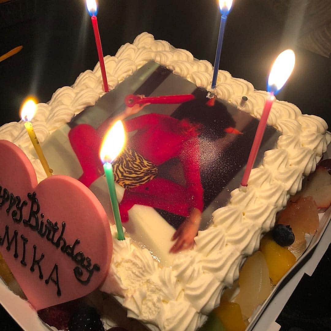 Mika Jimboさんのインスタグラム写真 - (Mika JimboInstagram)「昨日の夜はほんっとに幸せな夜だった🎂れいさんにも会えて他のみんなにもお祝いしてもらえて😭😭 ありがとう❤️❤️❤️ ケーキの写真チョイスも嬉しいわ〜🤣❤️. . #六本木#roppongi#西麻布#nishiazabu#誕生日#誕生日ケーキ#birthday#birthdaycake #れいさんだいちゃんだいくんくりさん #みんな愛してる #たかさんありがとう #29歳まであと１日」4月7日 11時44分 - mikajimbox